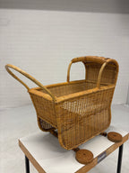 Vintage rotan poppenwagen