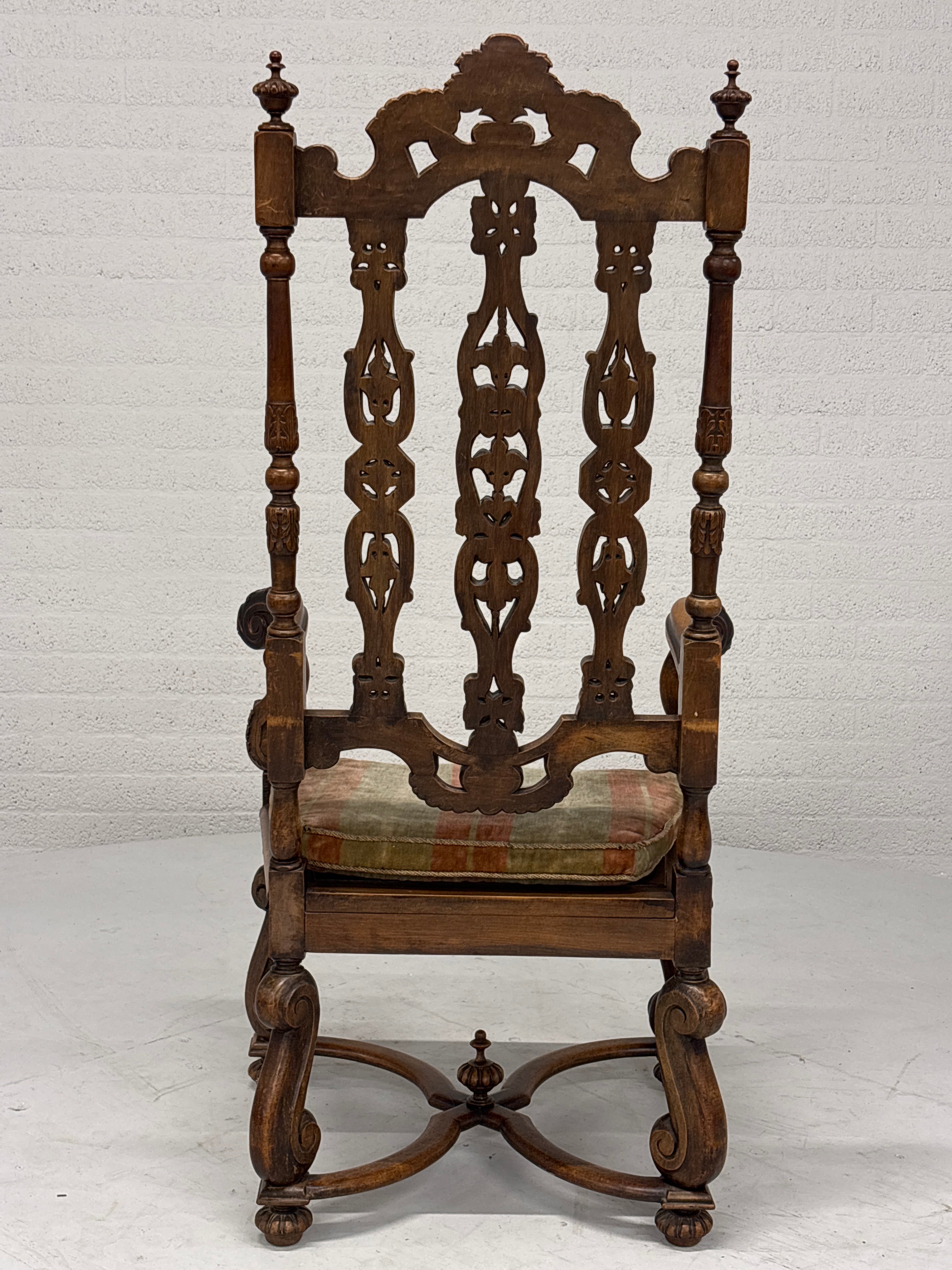 Gotische Jacobijnse ‘sinterklaas’ stoel. 19e eeuws