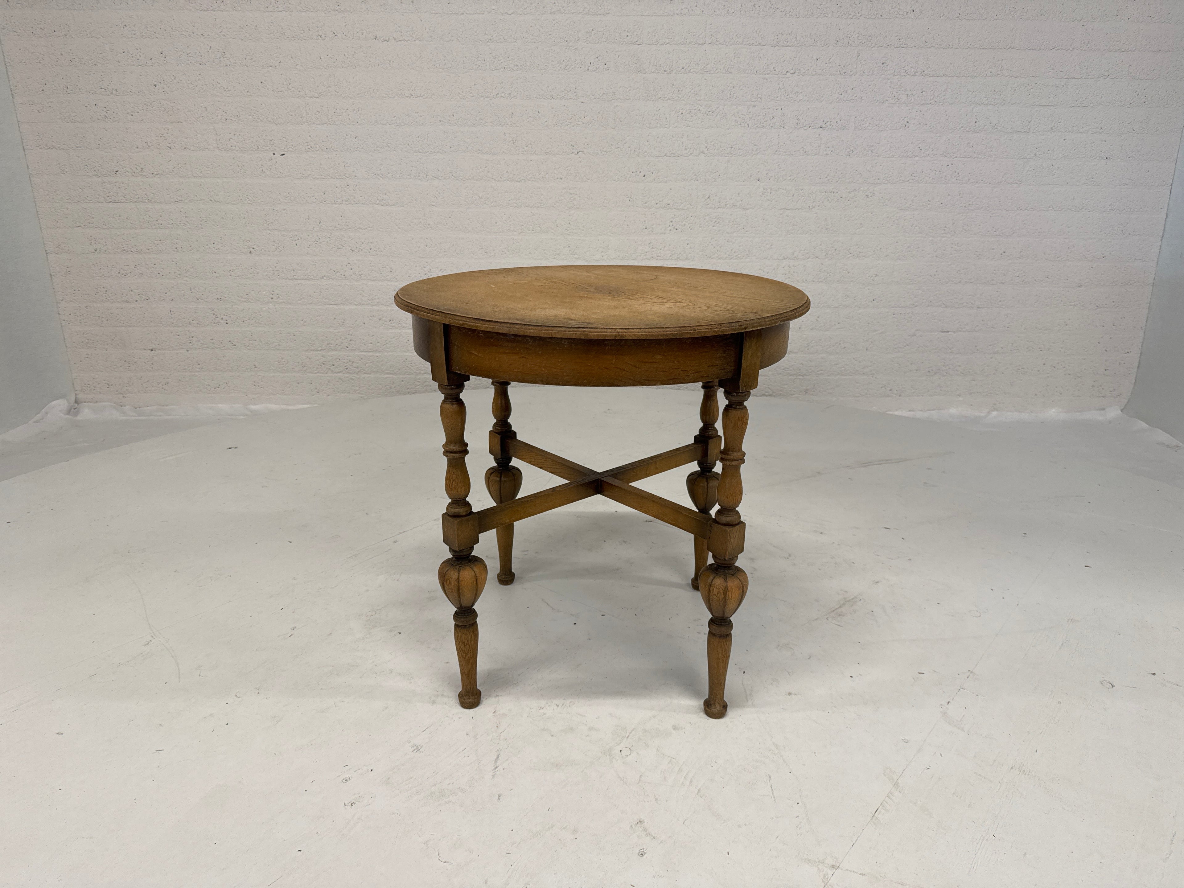 Bijzettafel met bewerkte poten