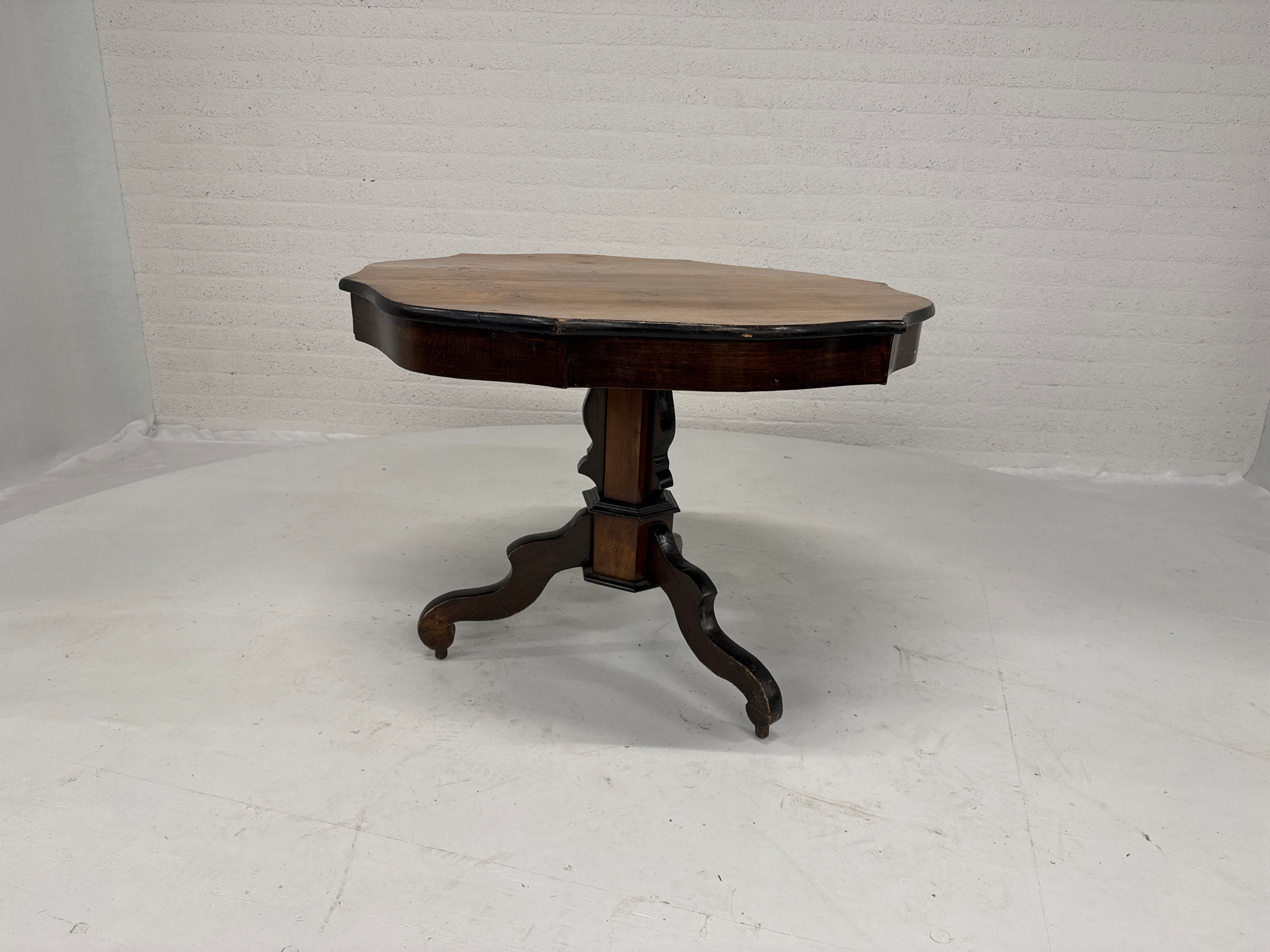 Eettafel antiek medaillon