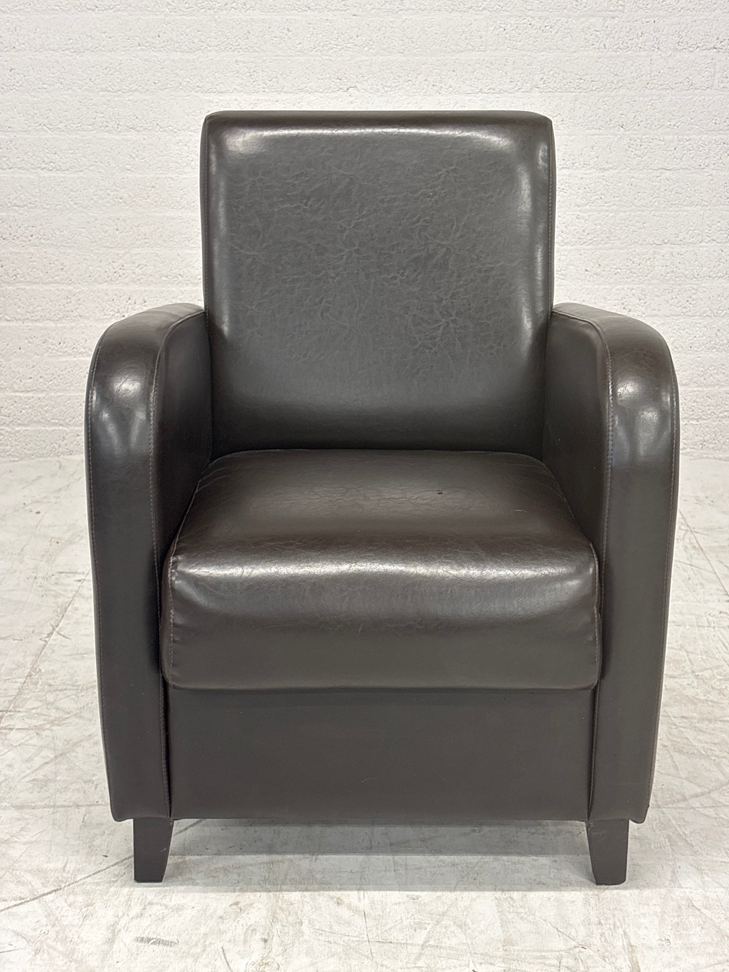 Donker bruine fauteuil