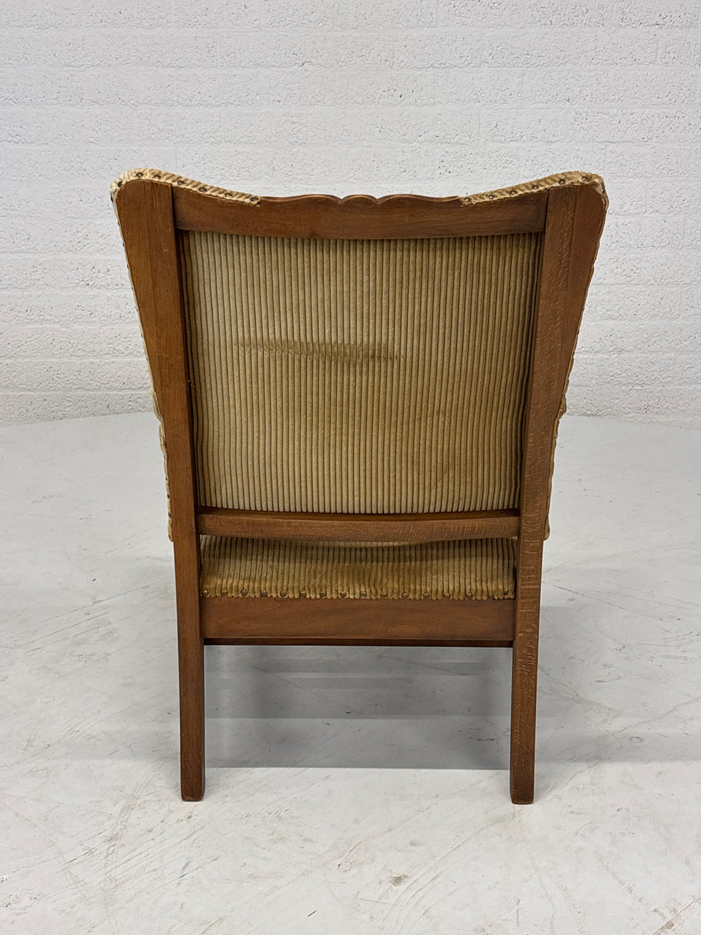 Fauteuil met bruine ribstof