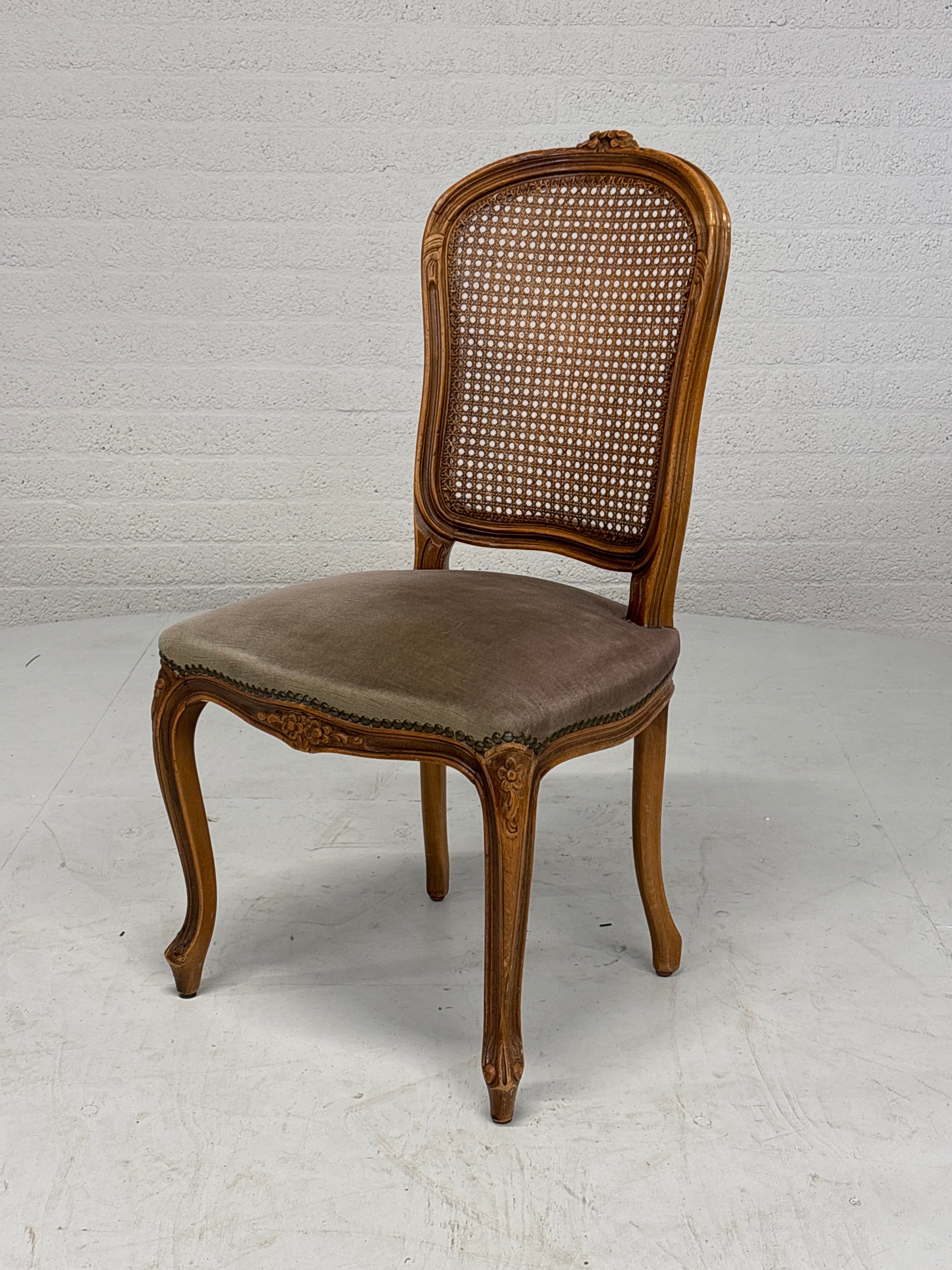 4 Klassieke Franse eetkamerstoelen