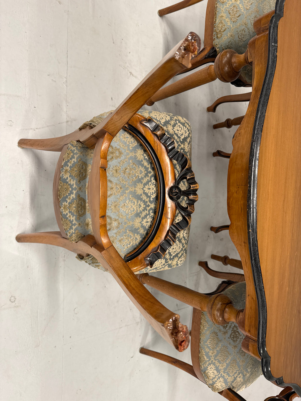 Victoriaans antiek tafel met 4 stoelen