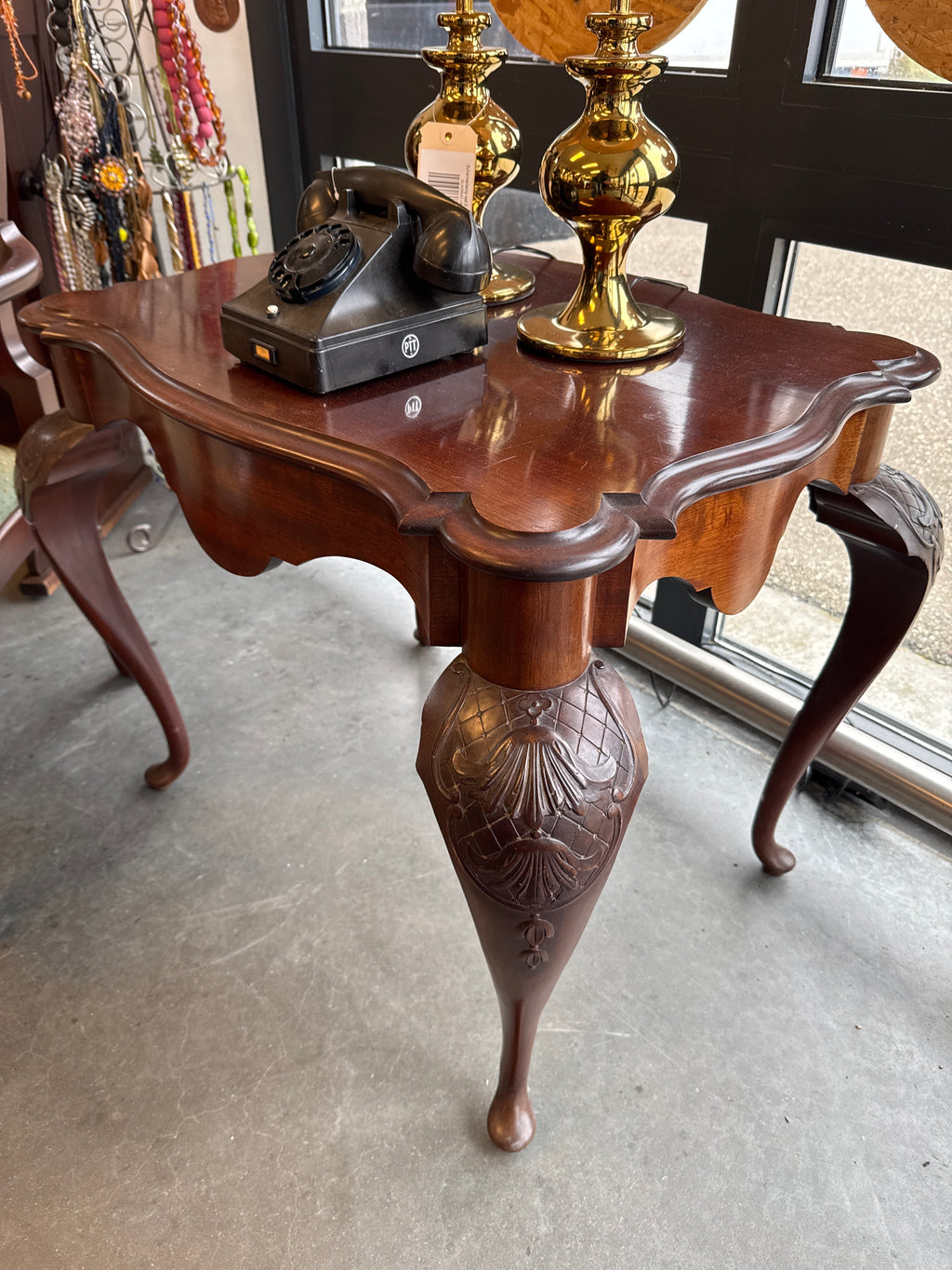 Wijntafel en twee zetels passend bij set