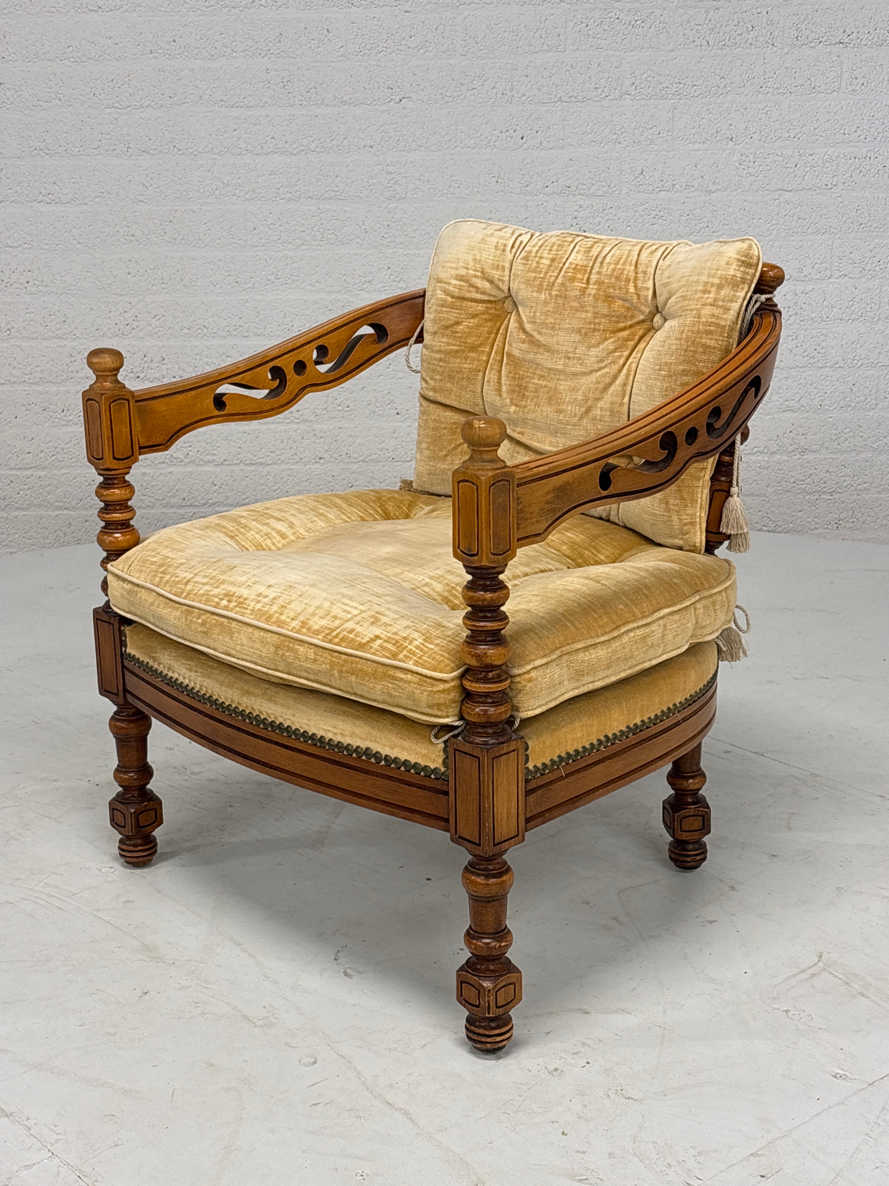 Set vintage Giorgetti stoelen en tafeltje. Okergele bekleding. Italiaans design.