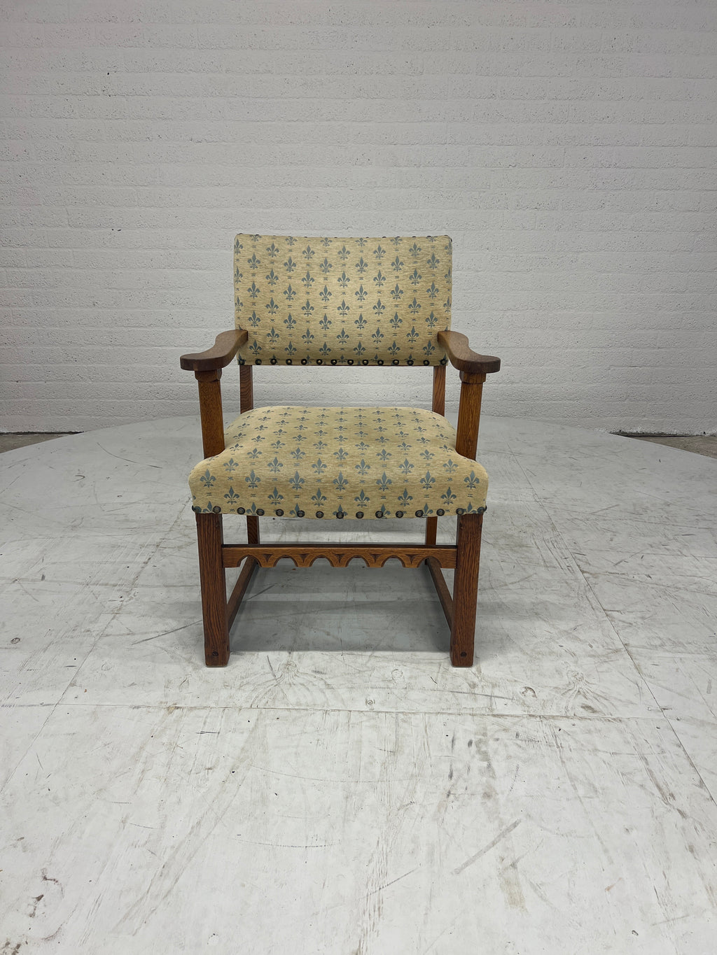 Houten armstoel met fleur-de-lis bekleding