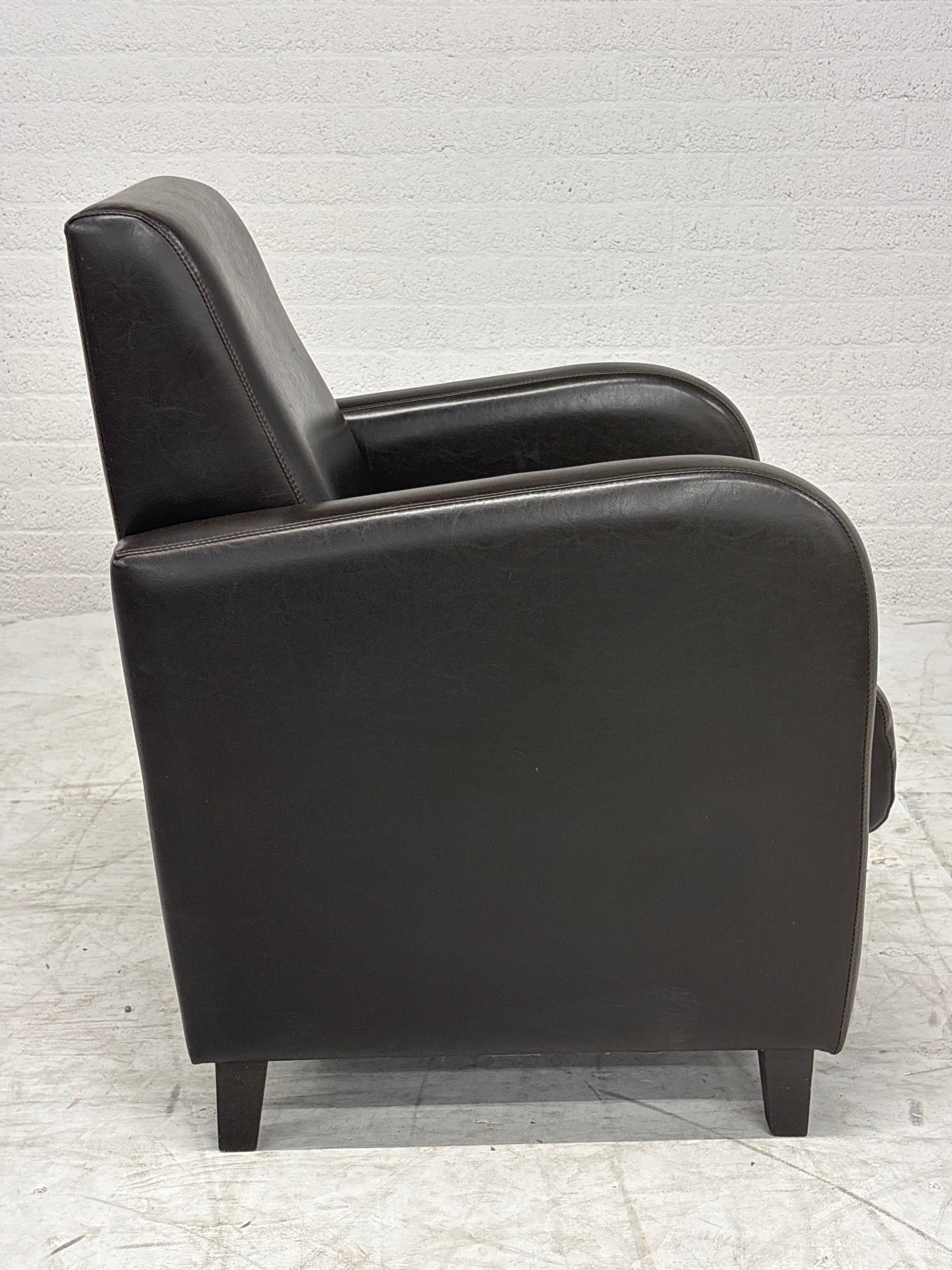 Donker bruine fauteuil