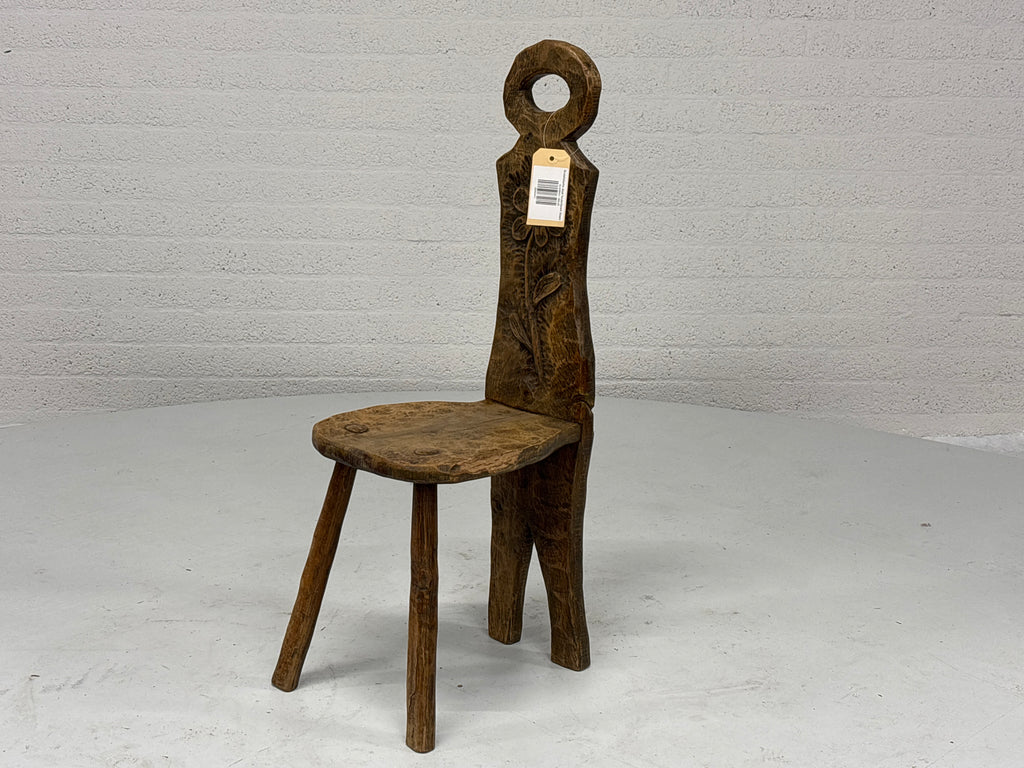 Brutalistische stoel houtsnijwerk bloem