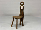 Brutalistische stoel houtsnijwerk bloem
