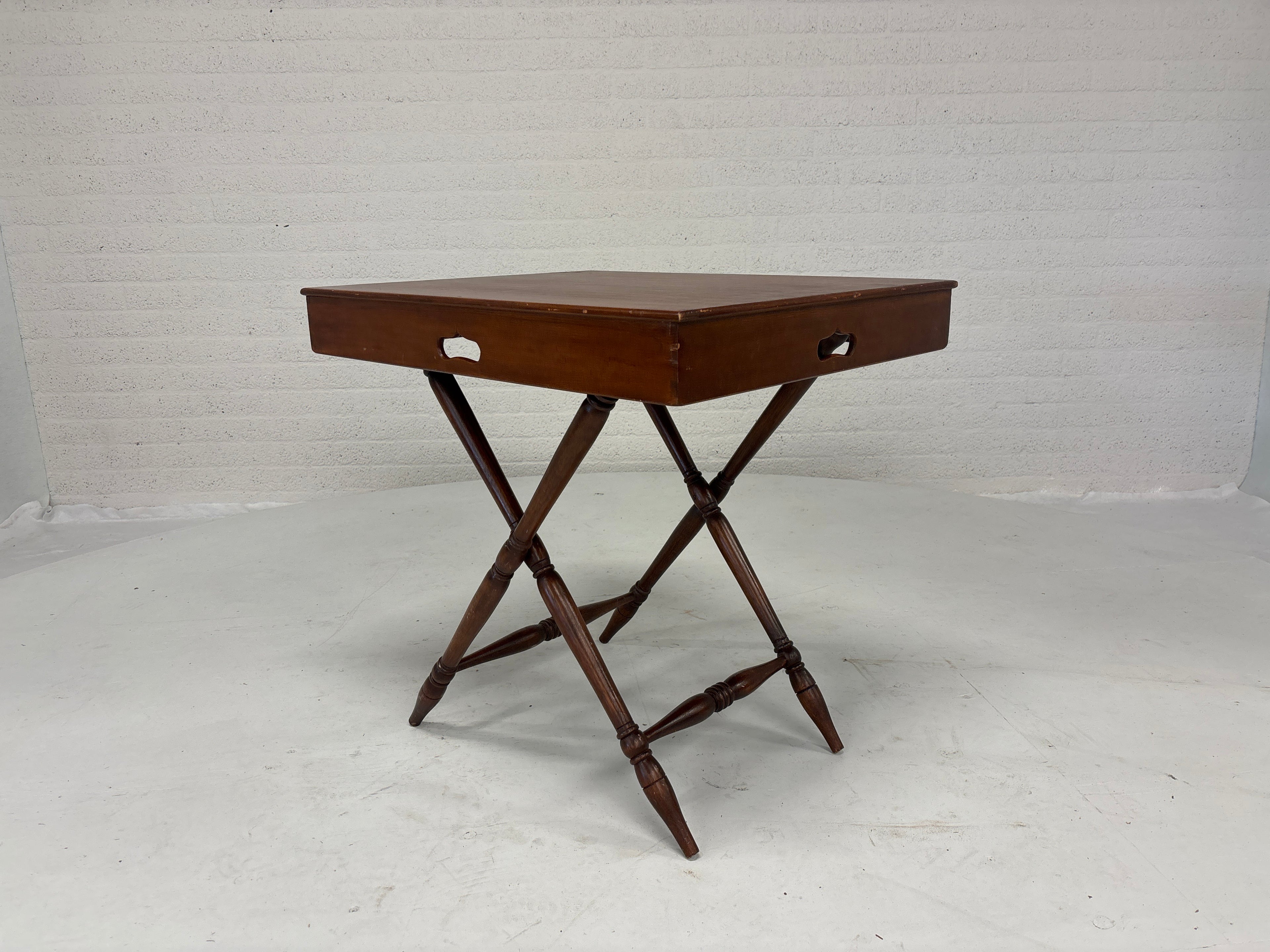 Groot dienblad met onderstel