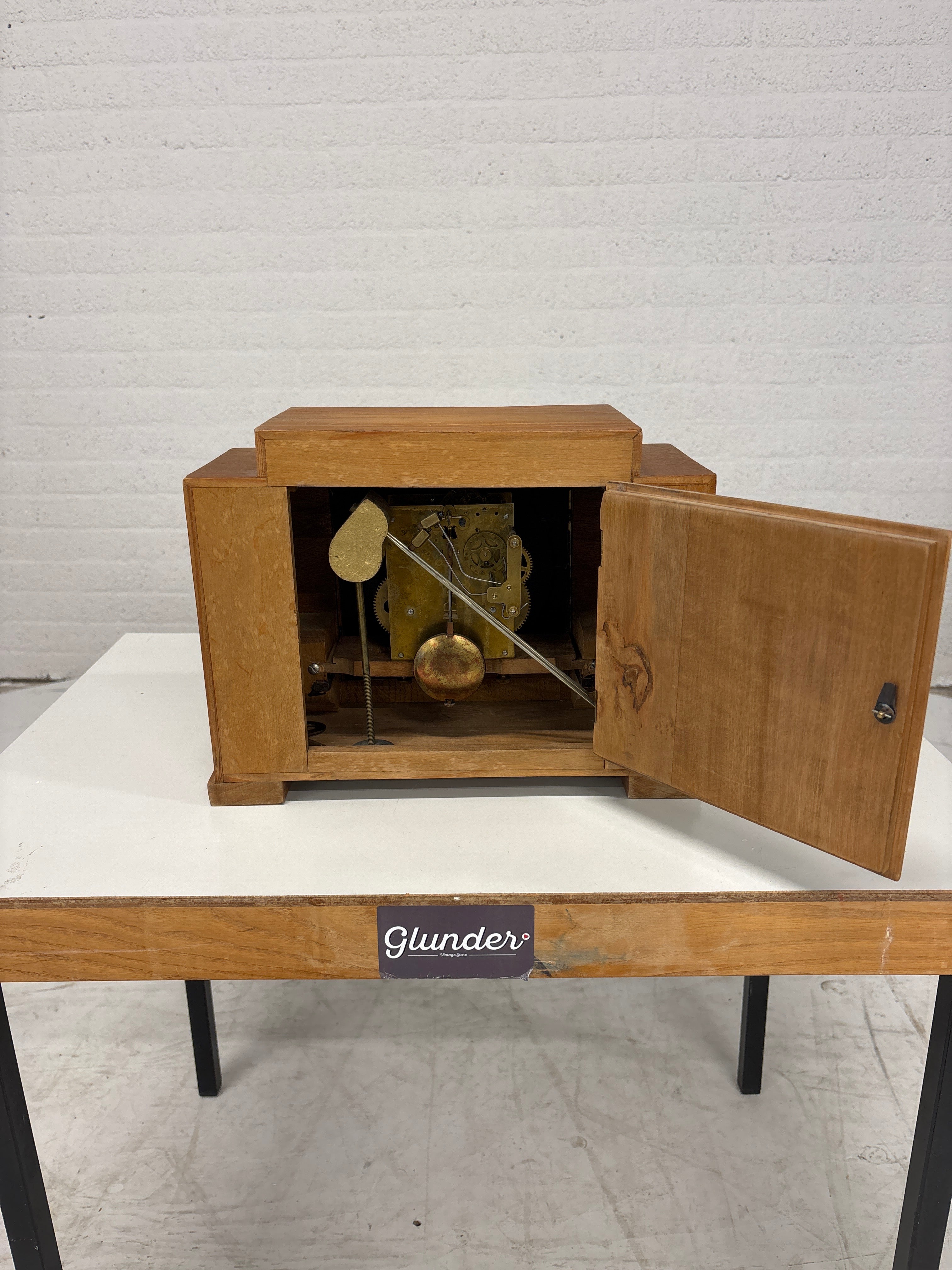 Antieke tafelklok. Amsterdamse school