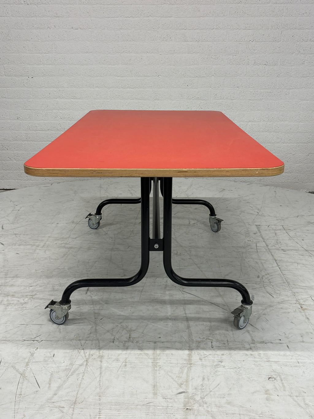 Stoere set 2 kinderbanken, tafel op wielen