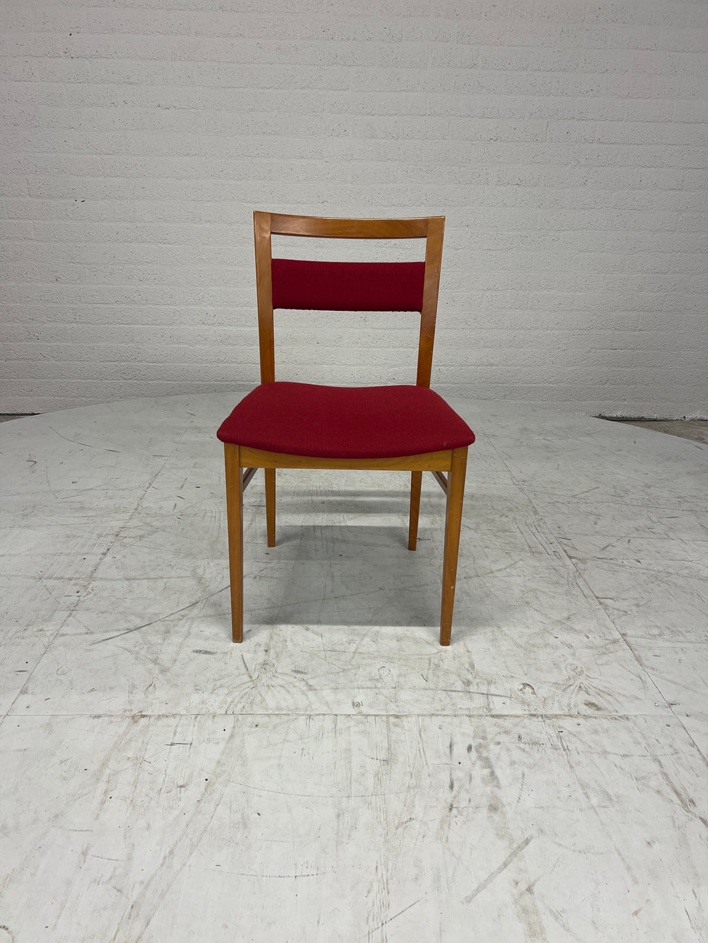 Vintage houten stoel met rode bekleding