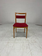 Vintage houten stoel met rode bekleding