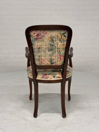 Stoel met bloem bekleding