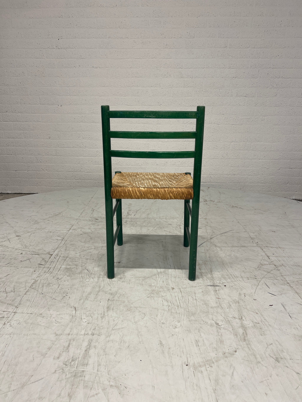 Groene vintage stoel met rotan zitting