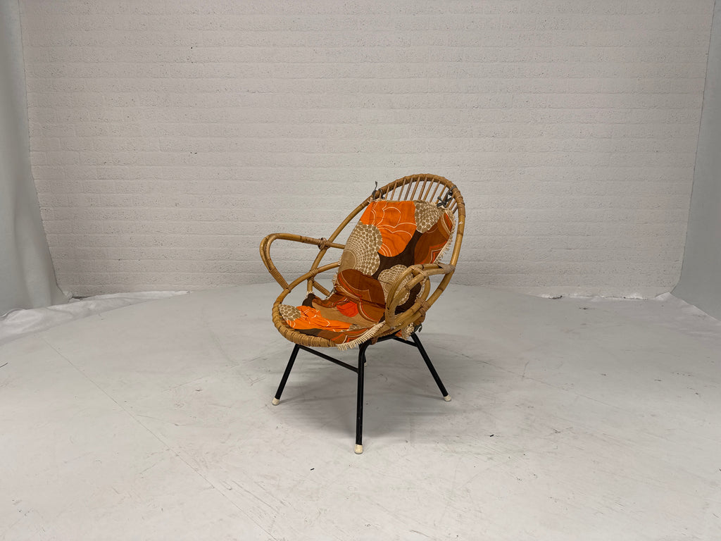 Rotan stoeltje met vintage kleed