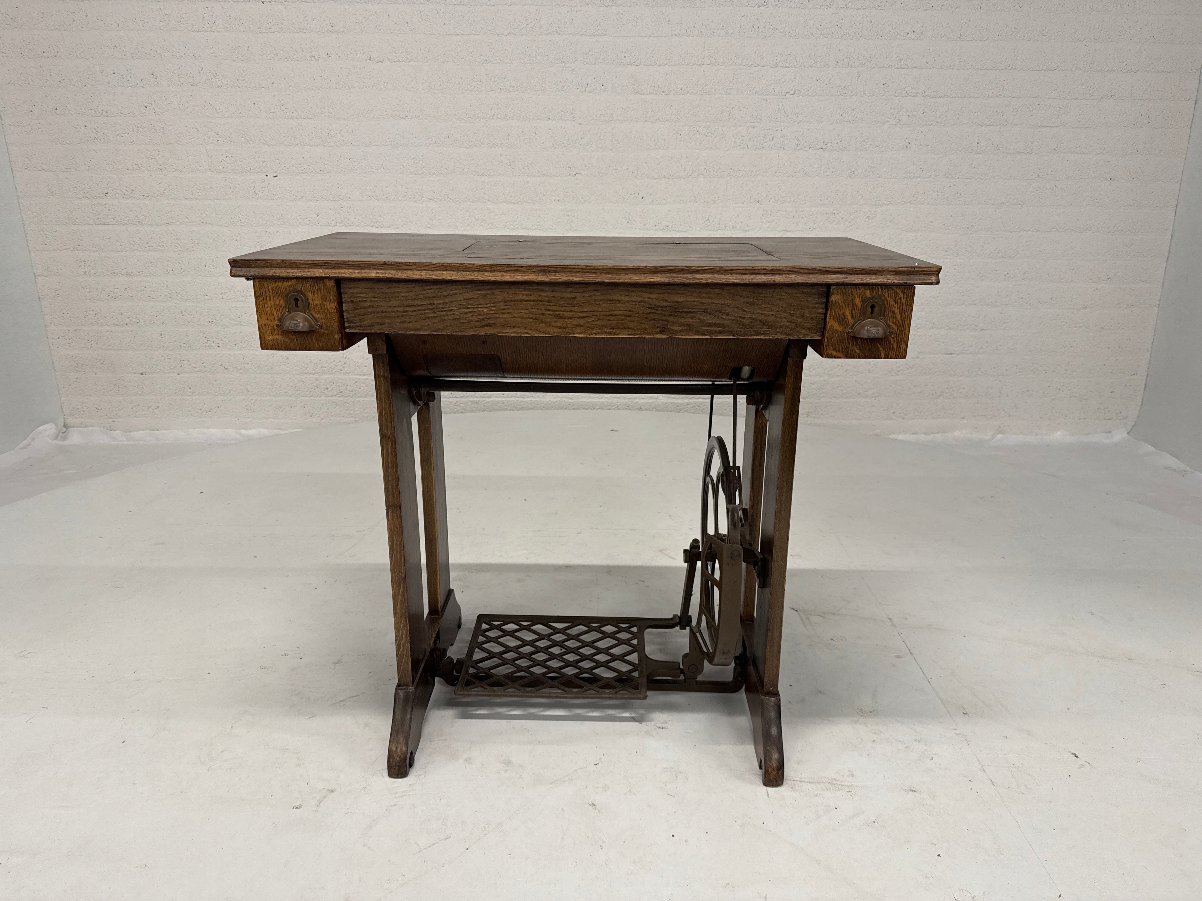 Naaimachine tafel met voetbediening