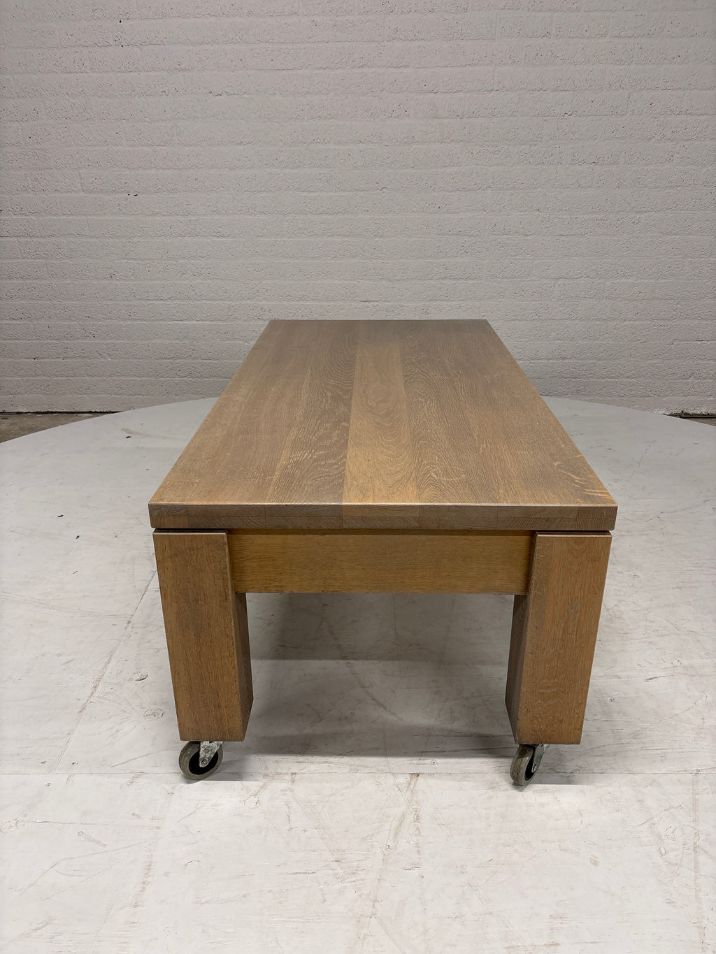 Eiken salontafel op wielen met lade