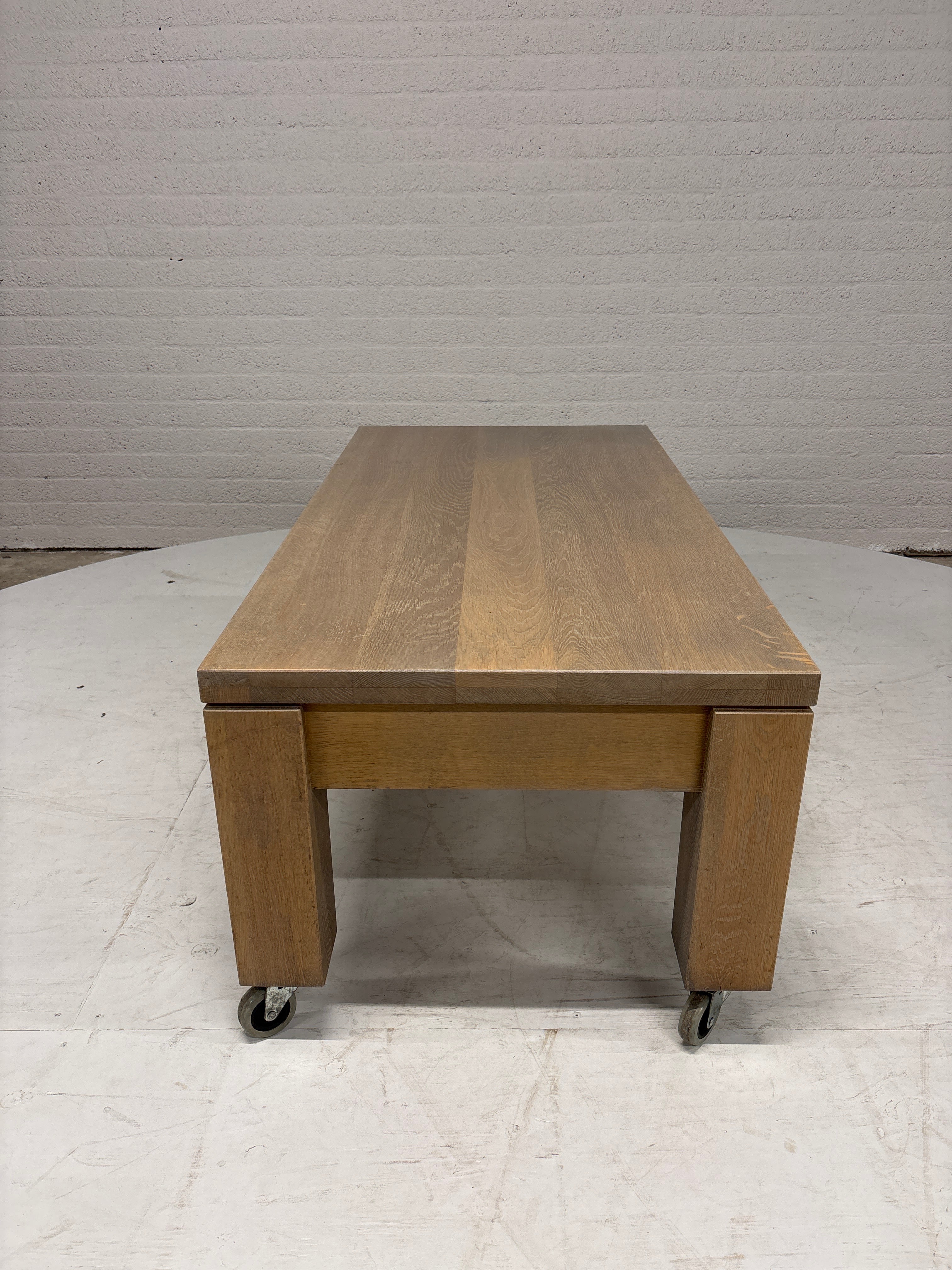 Eiken salontafel op wielen met lade
