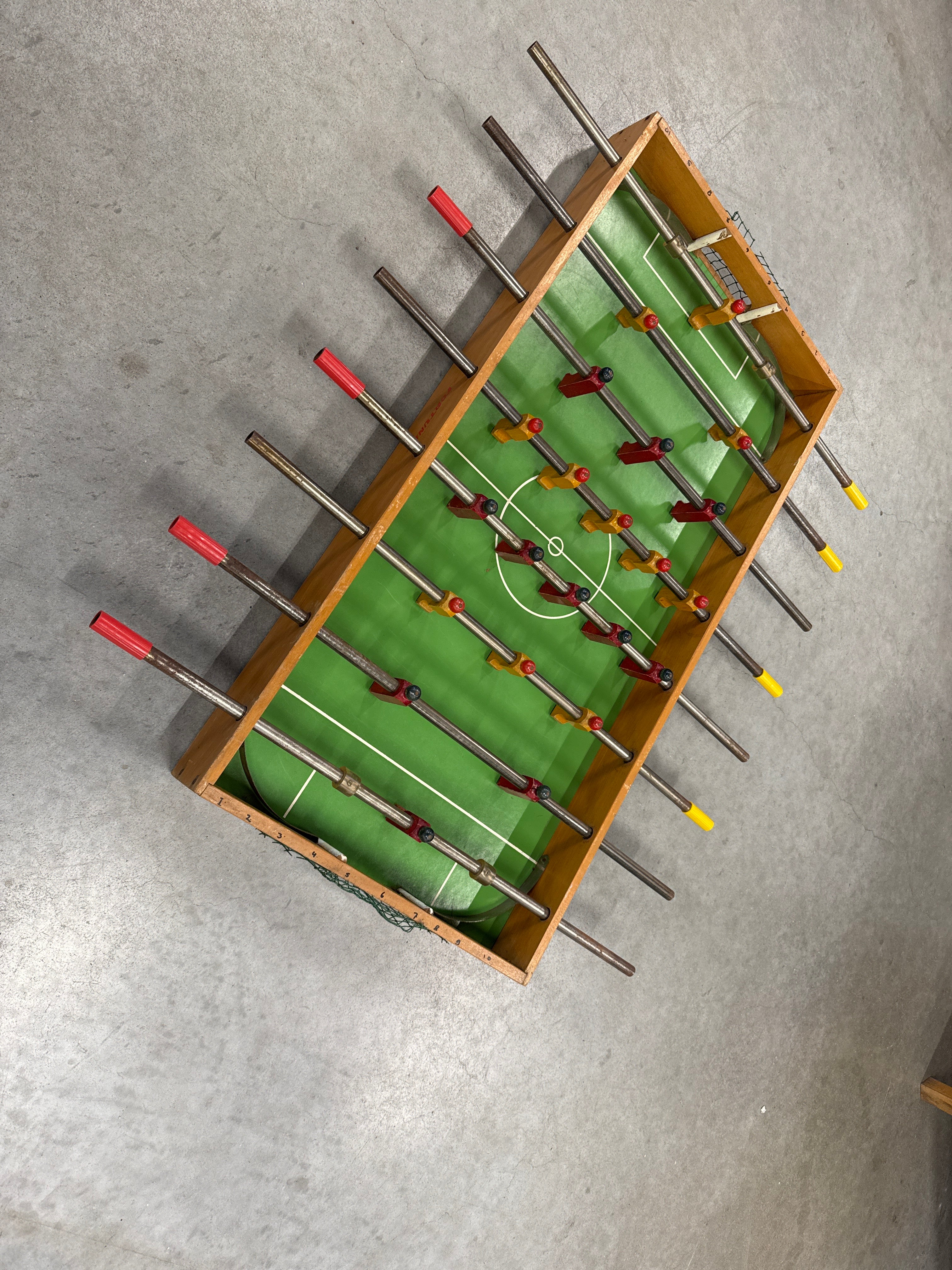 Tafelvoetbal vintage met houten spelers