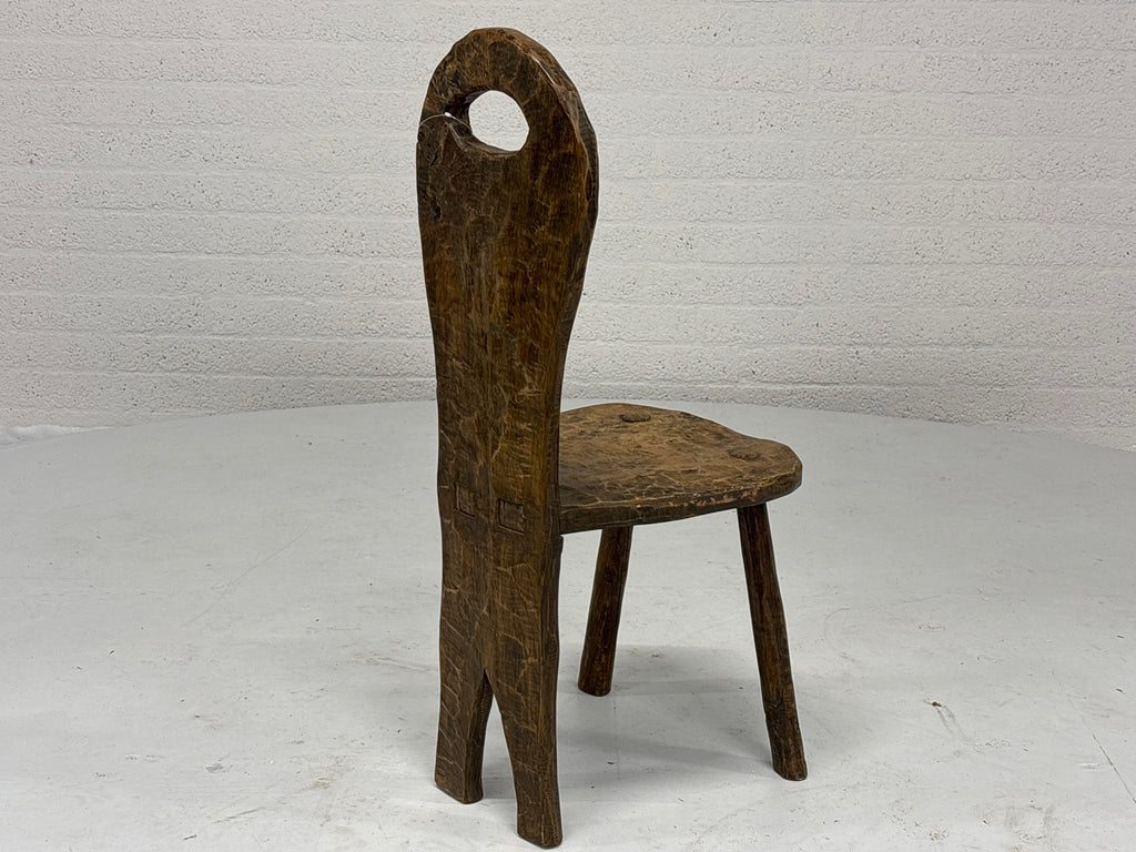 Brutalistische stoel hout driepoot zonnebloem