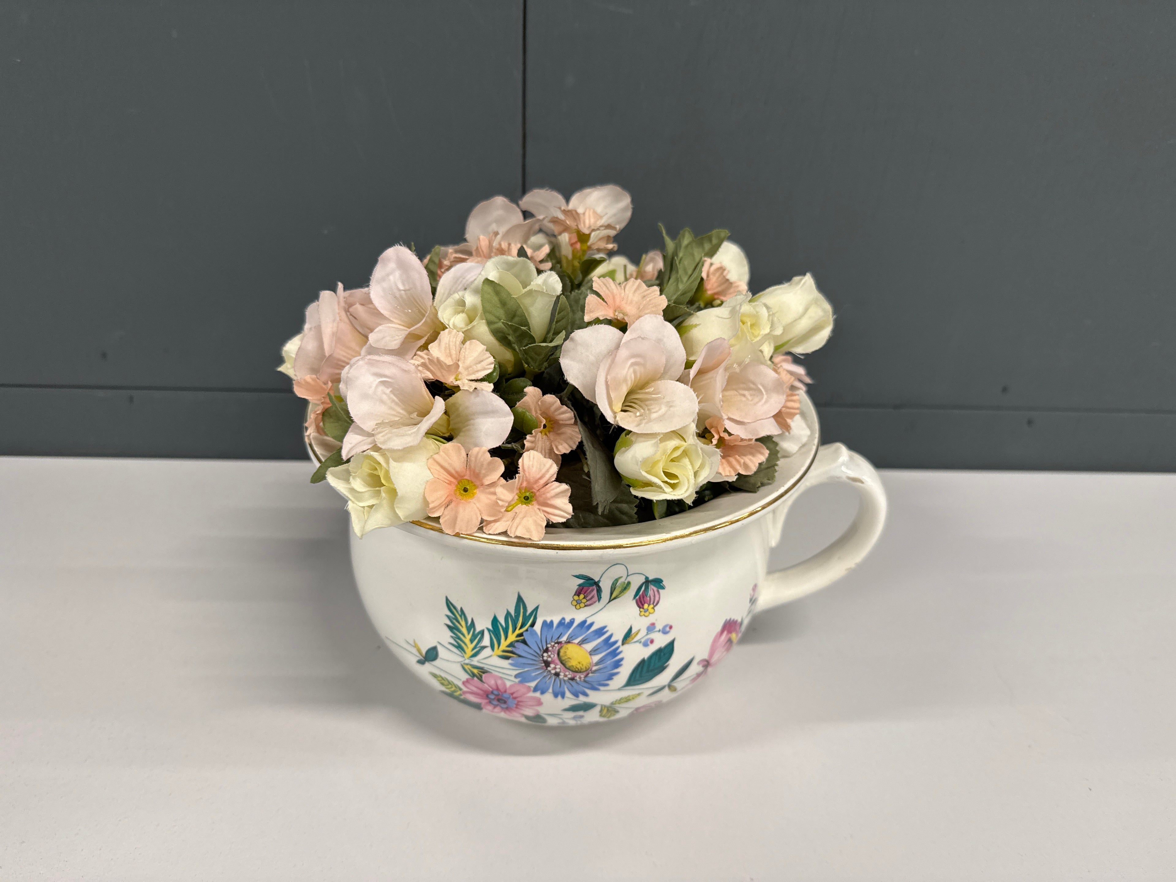 Kan porselein met boeket