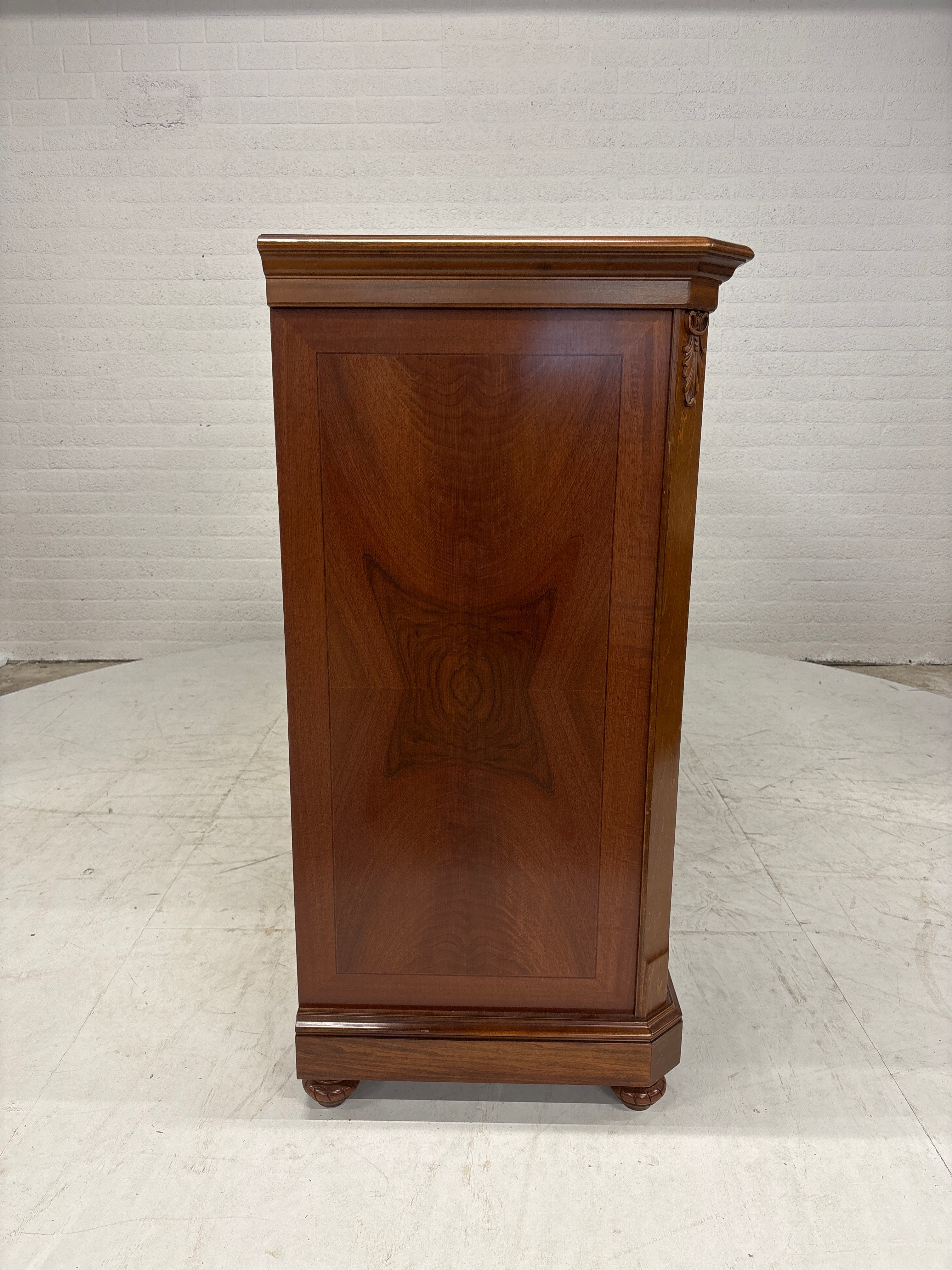 Groot dressoir met bijbehorende spiegel