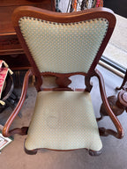 Wijntafel en twee zetels passend bij set