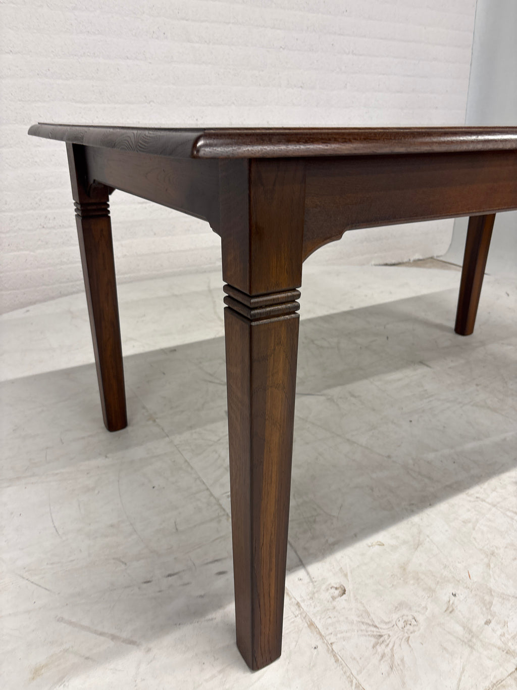 Prachtige eettafel met lade
