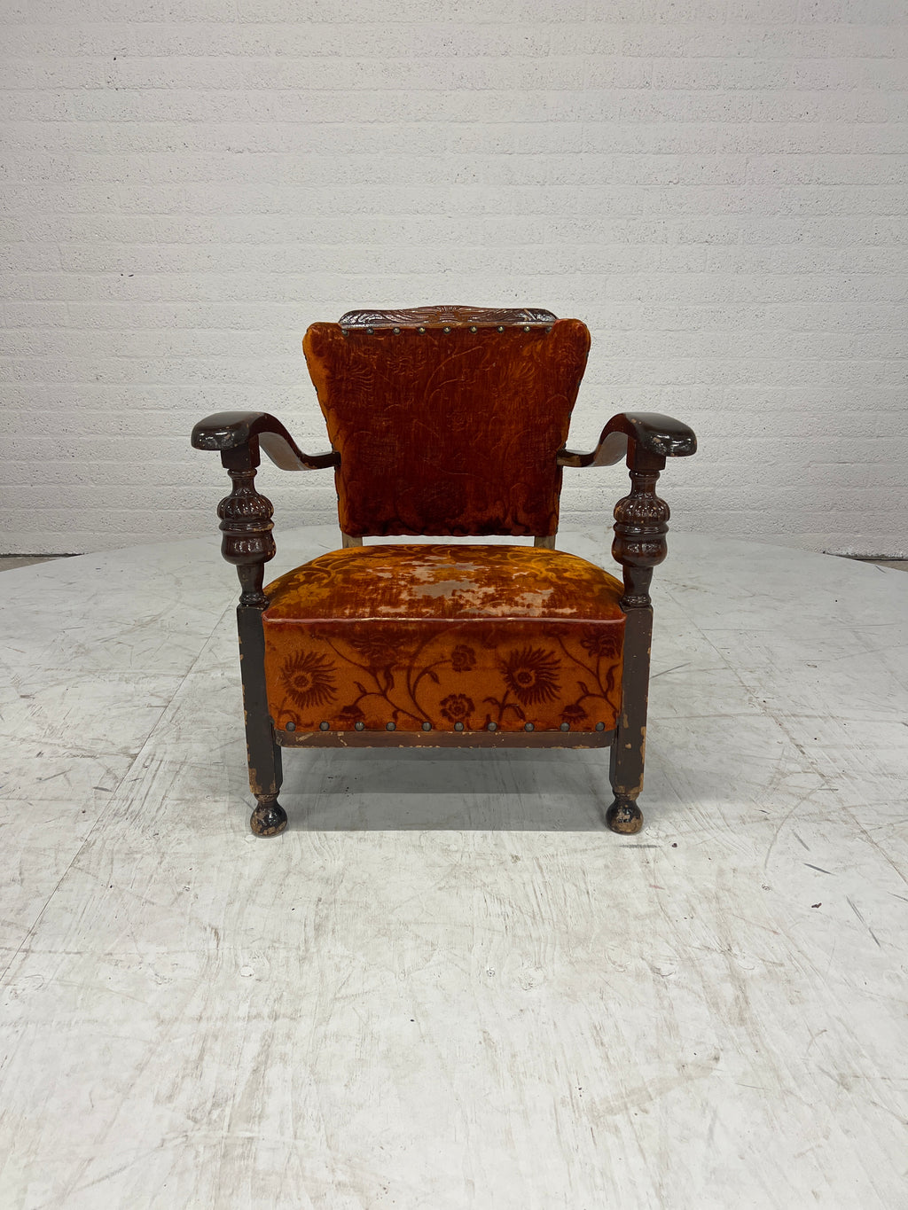 Antieke fauteuil met geleefde charme
