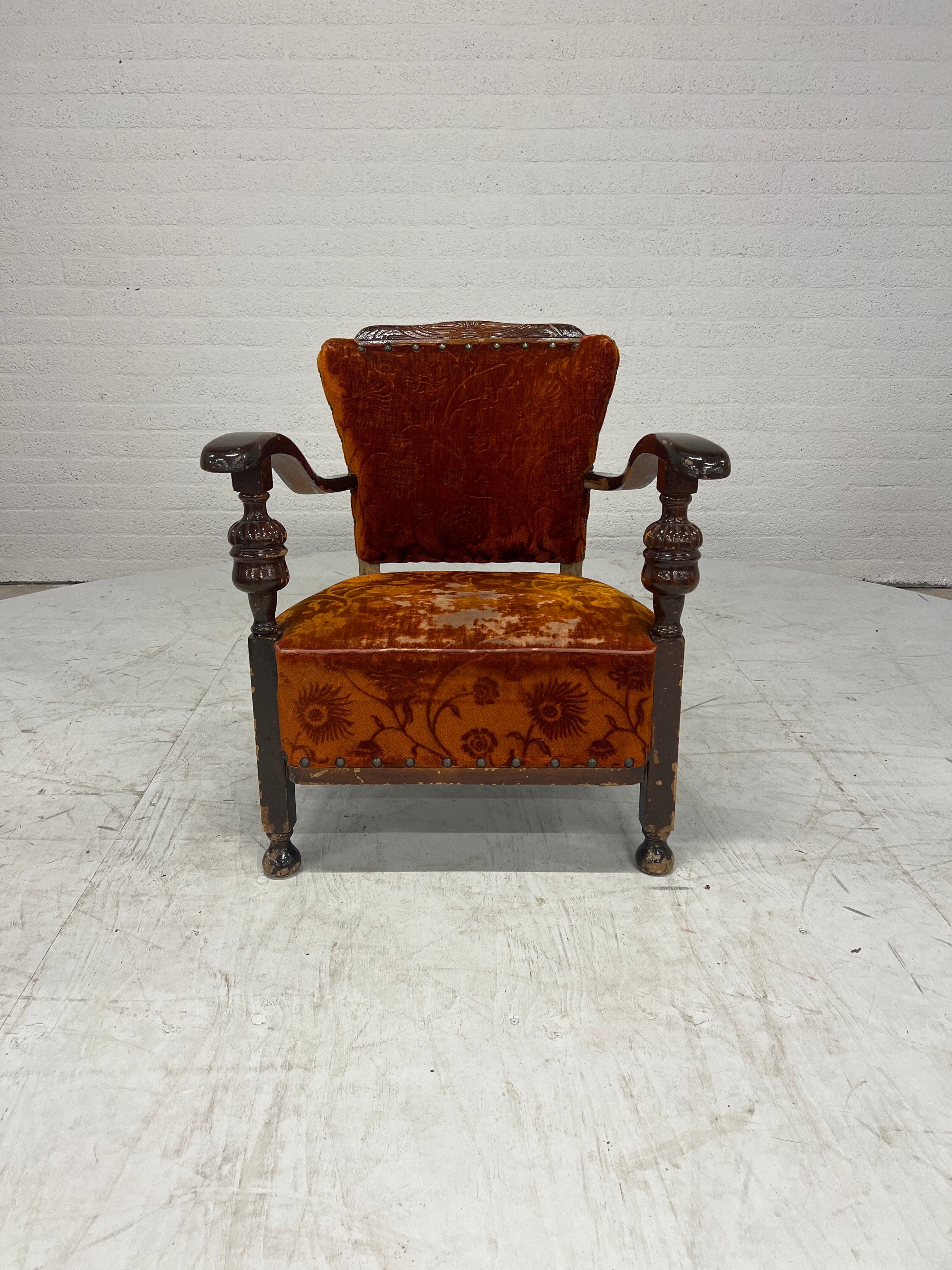 Antieke fauteuil met geleefde charme
