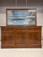 Groot dressoir met bijbehorende spiegel