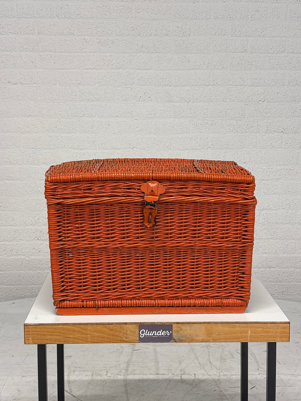 Oranje rieten mand met deksel