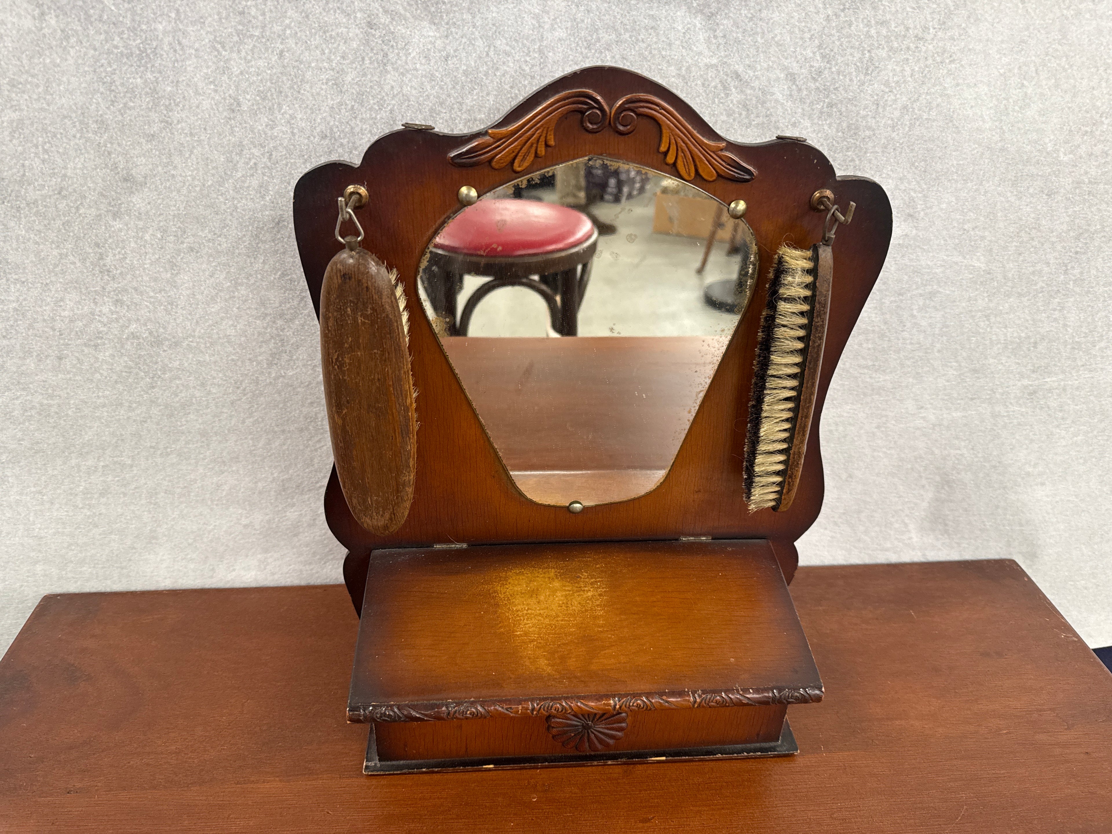 Hal spiegeltje met kledingborstels