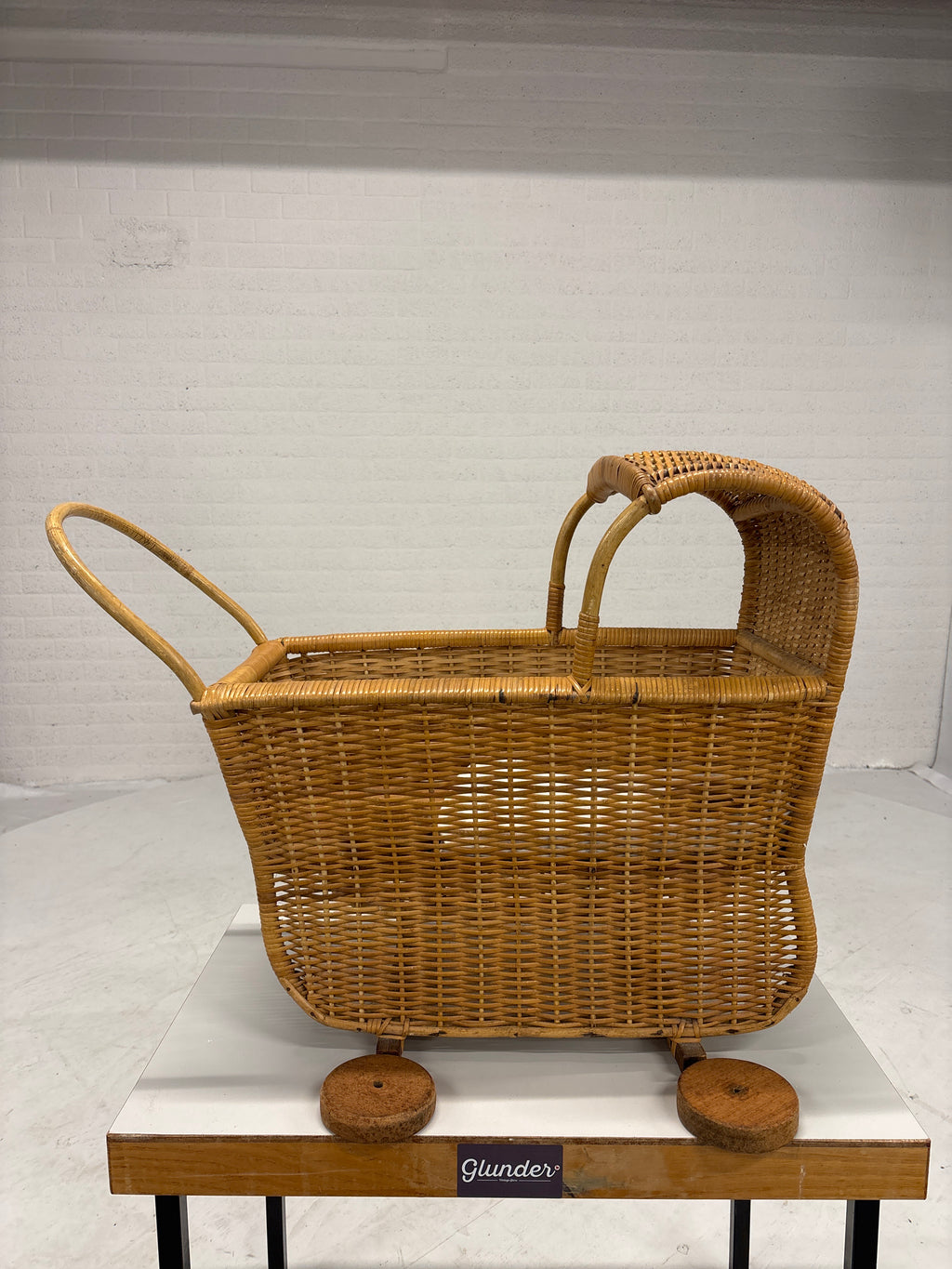 Vintage rotan poppenwagen