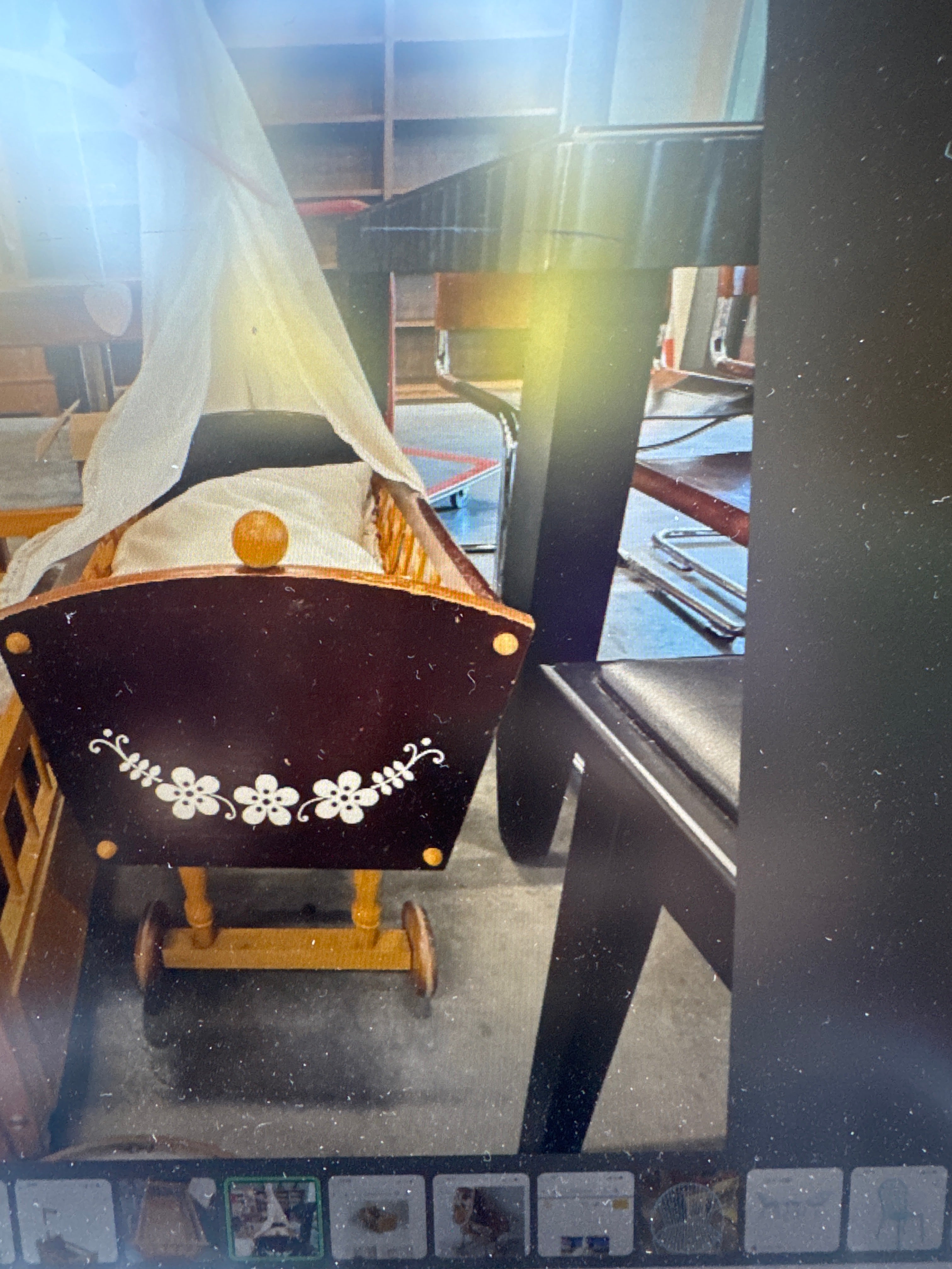 Vintage poppenbed op wieltjes