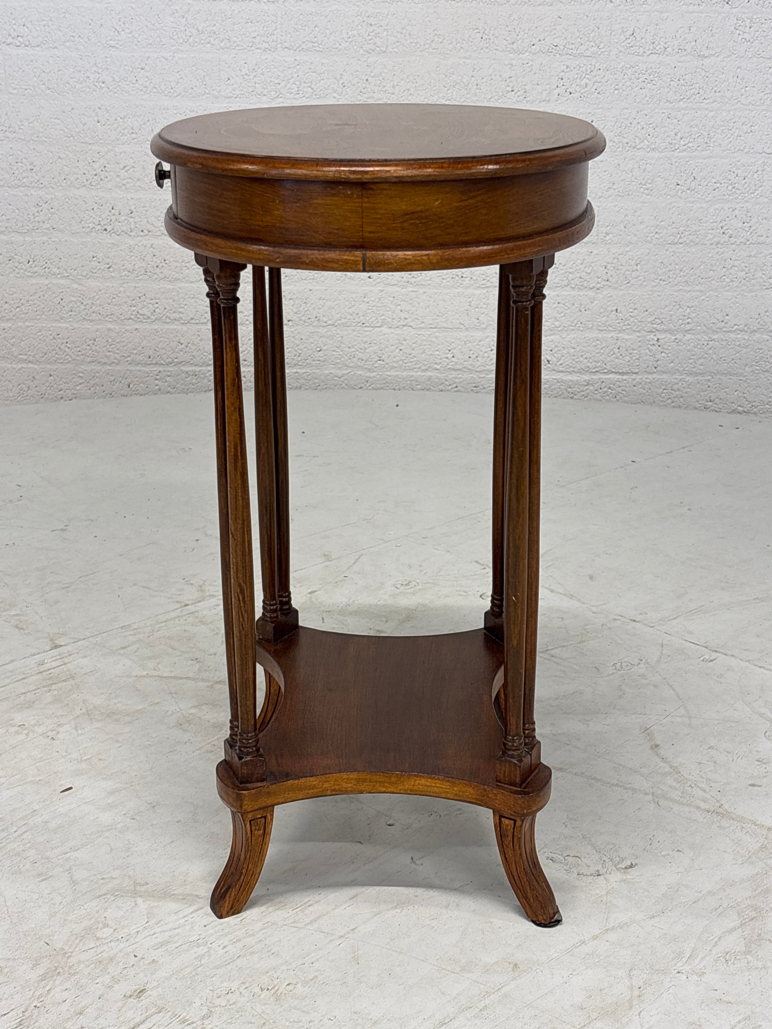 Ovaal bijzettafeltje