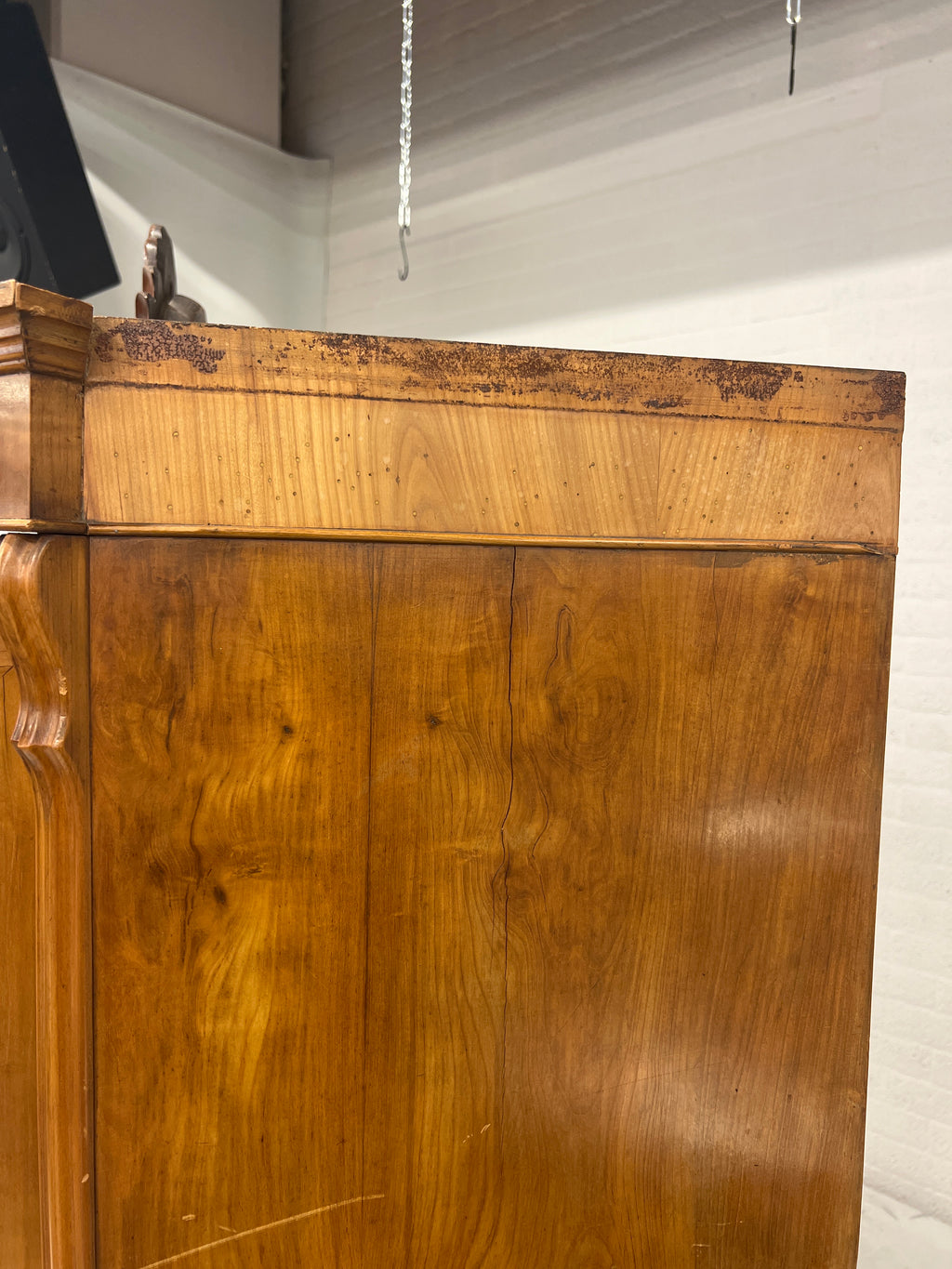 Sierlijke antieke houten vitrinekast