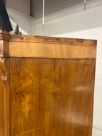 Sierlijke antieke houten vitrinekast