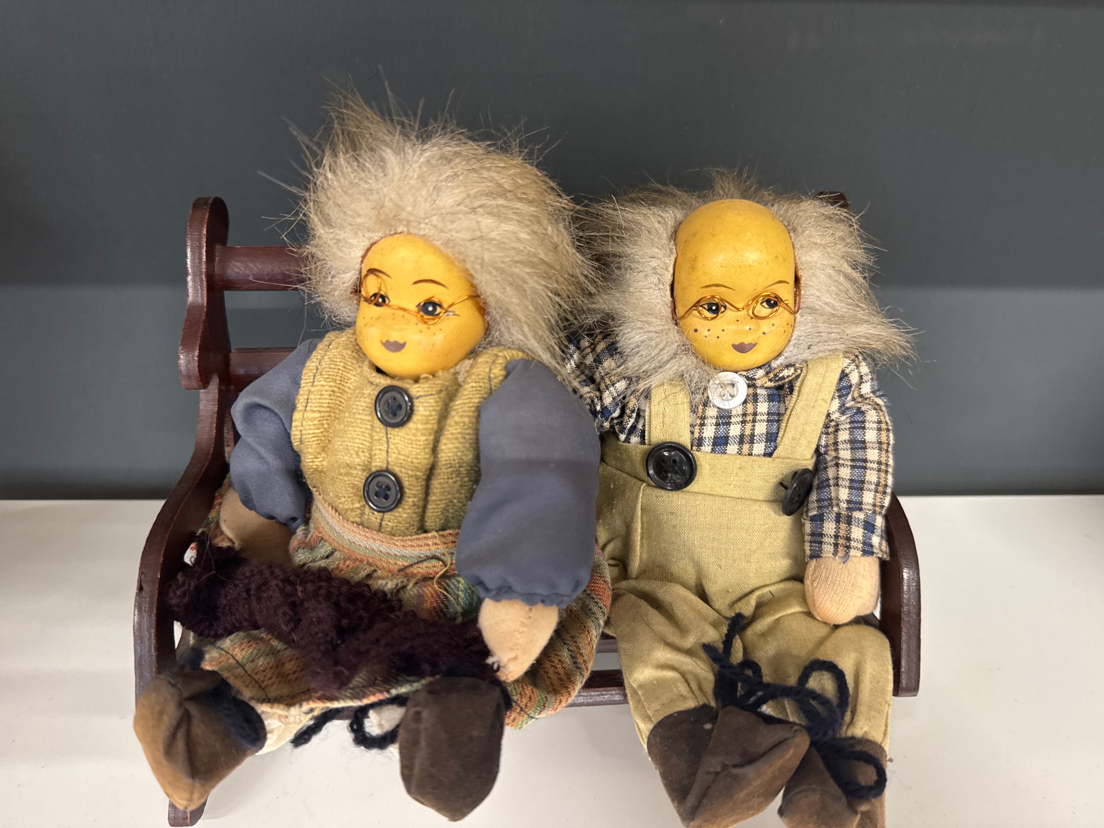 Jut en Jul op bankje