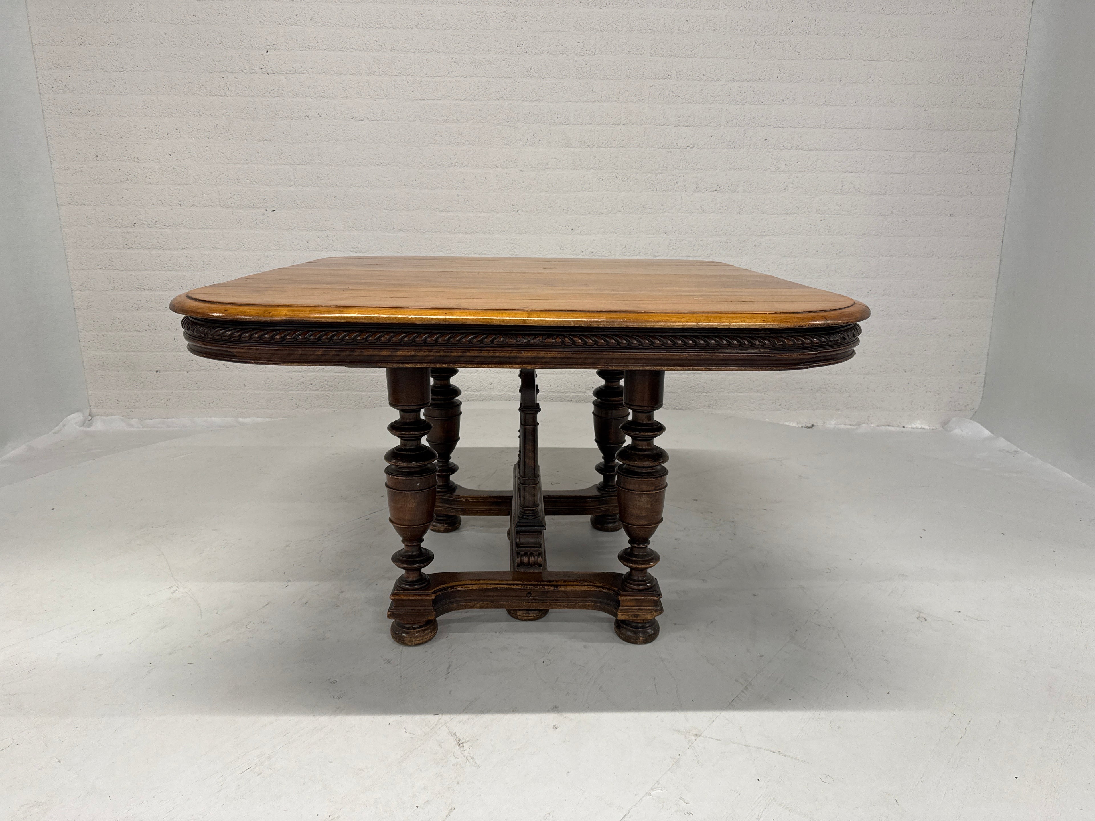 Robuuste eettafel Henry II antiek