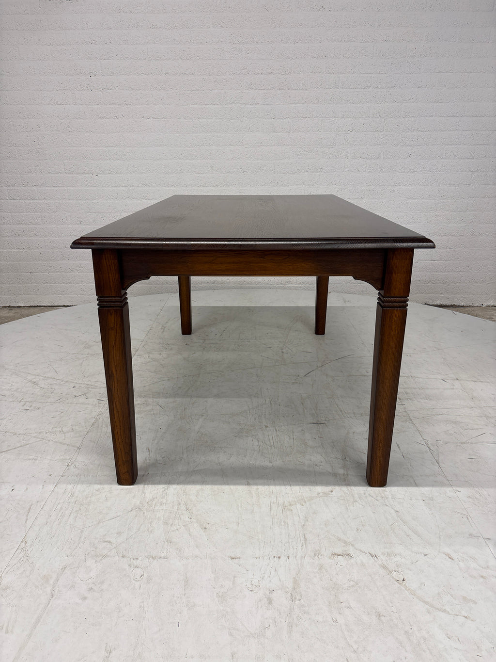 Prachtige eettafel met lade