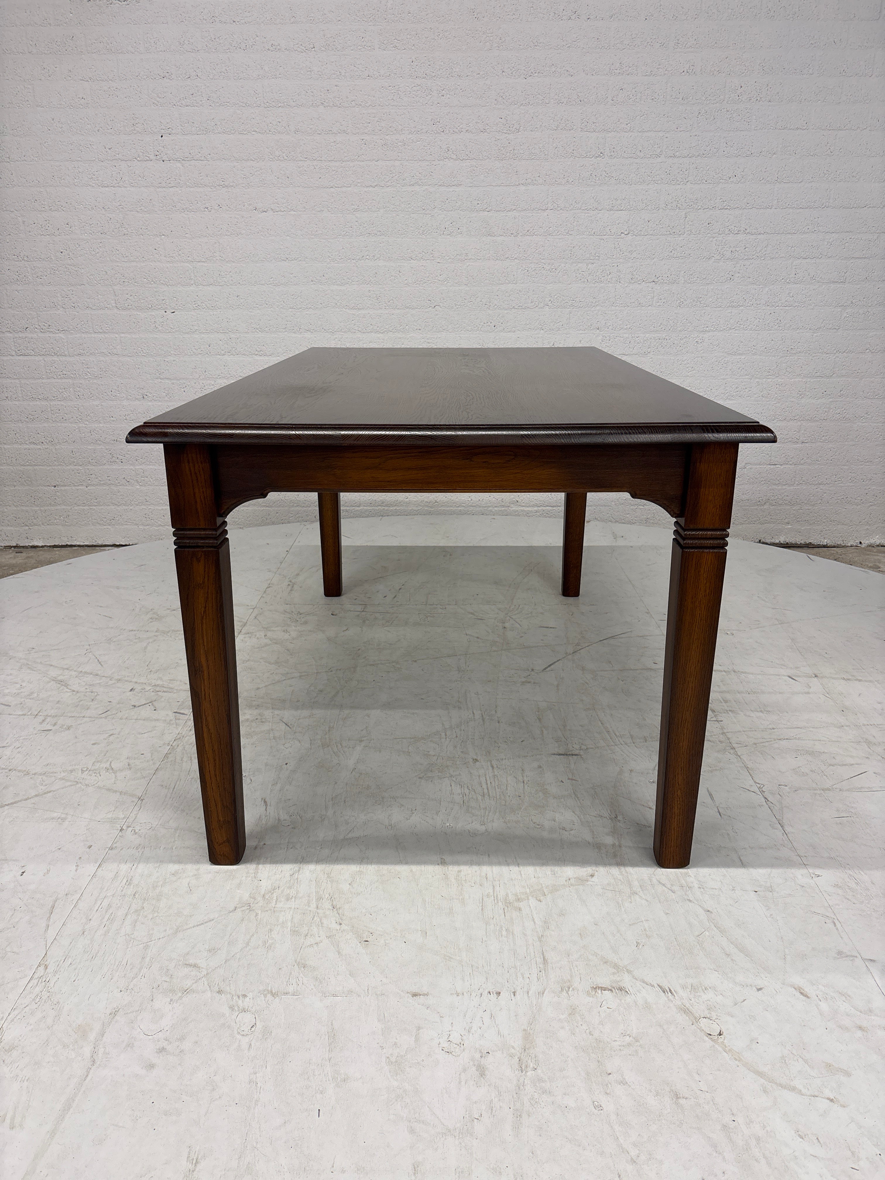 Prachtige eettafel met lade