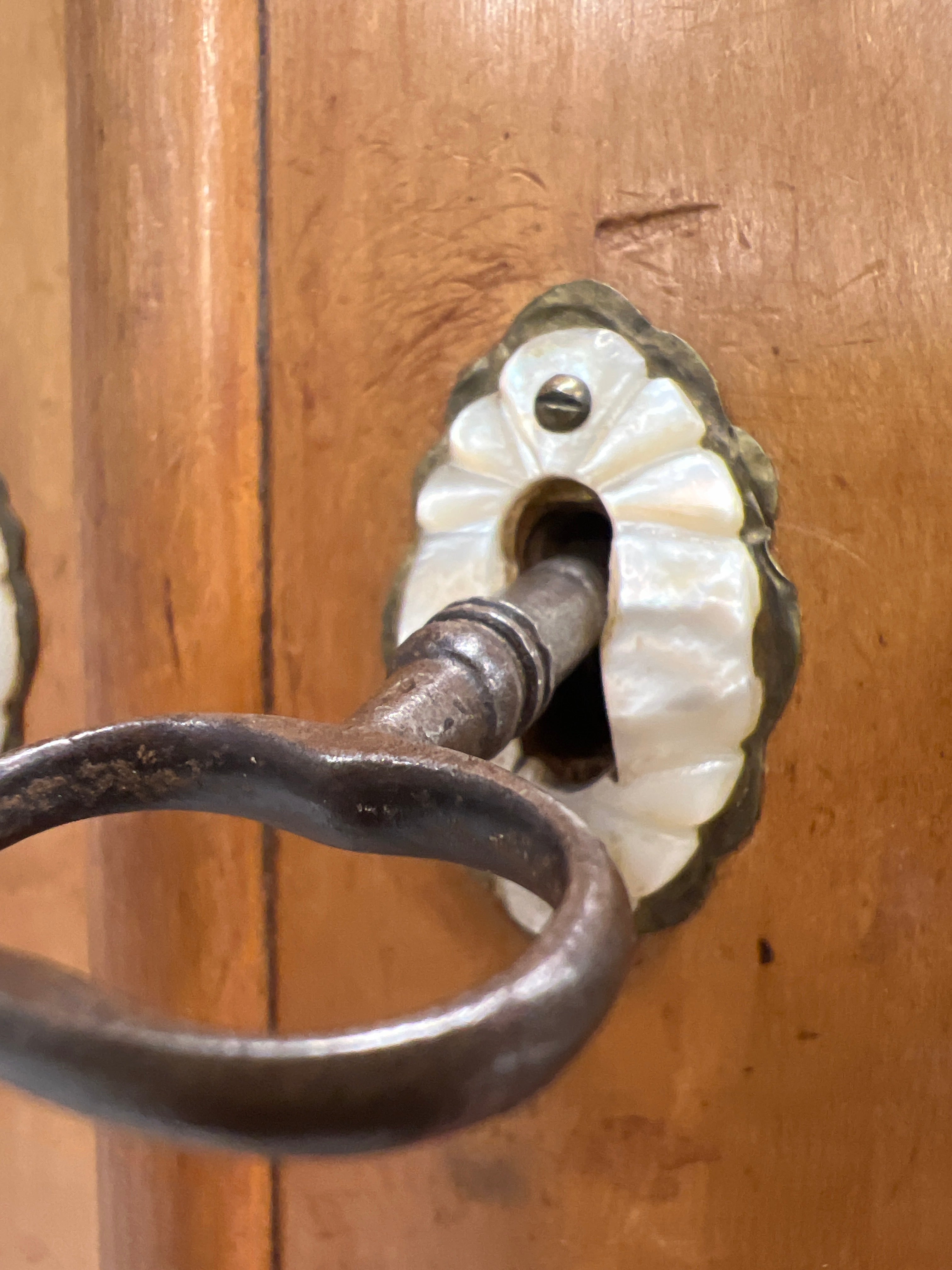 Sierlijke antieke houten vitrinekast
