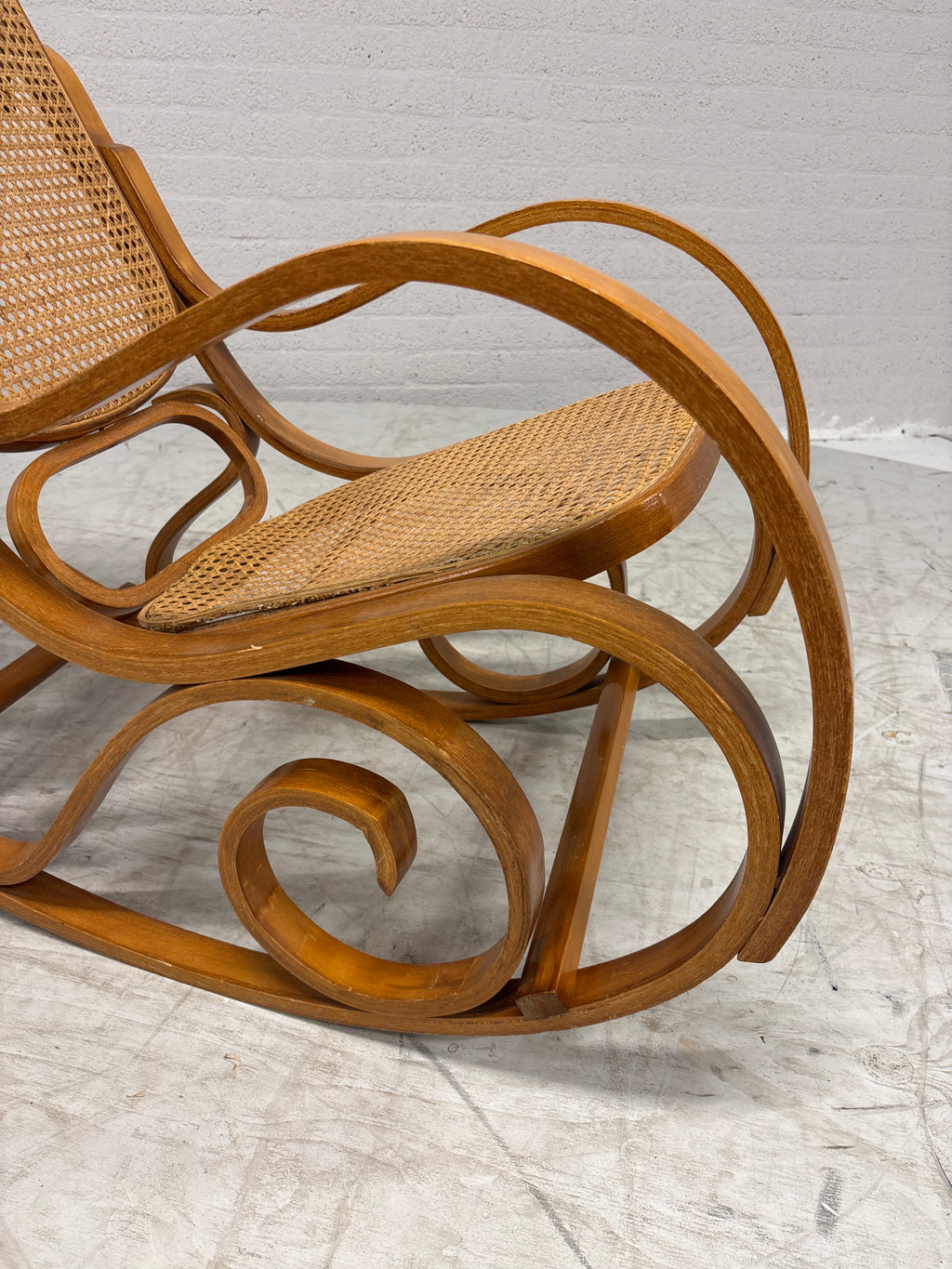 MP Stylische bent wood schommelstoel