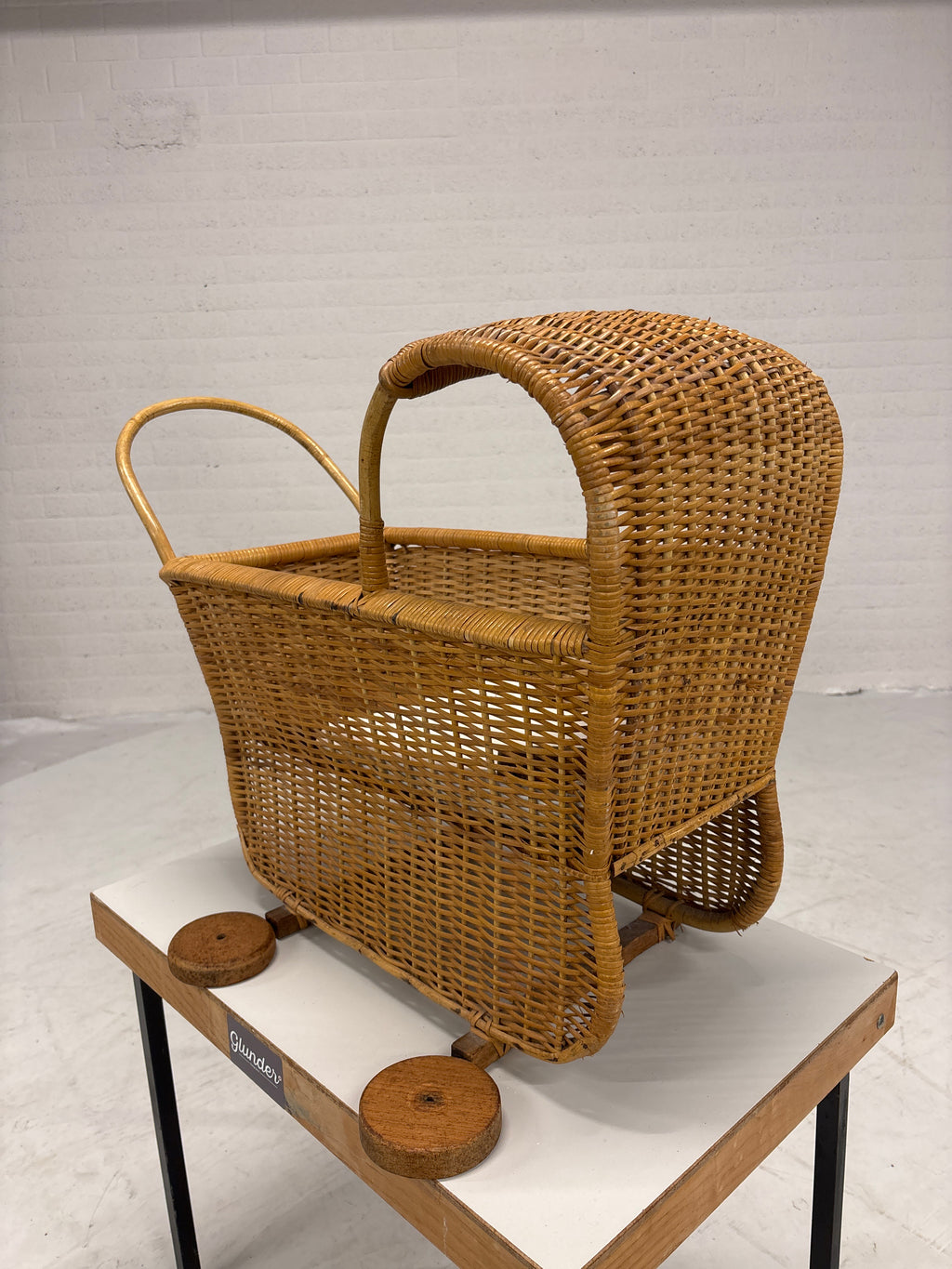 Vintage rotan poppenwagen