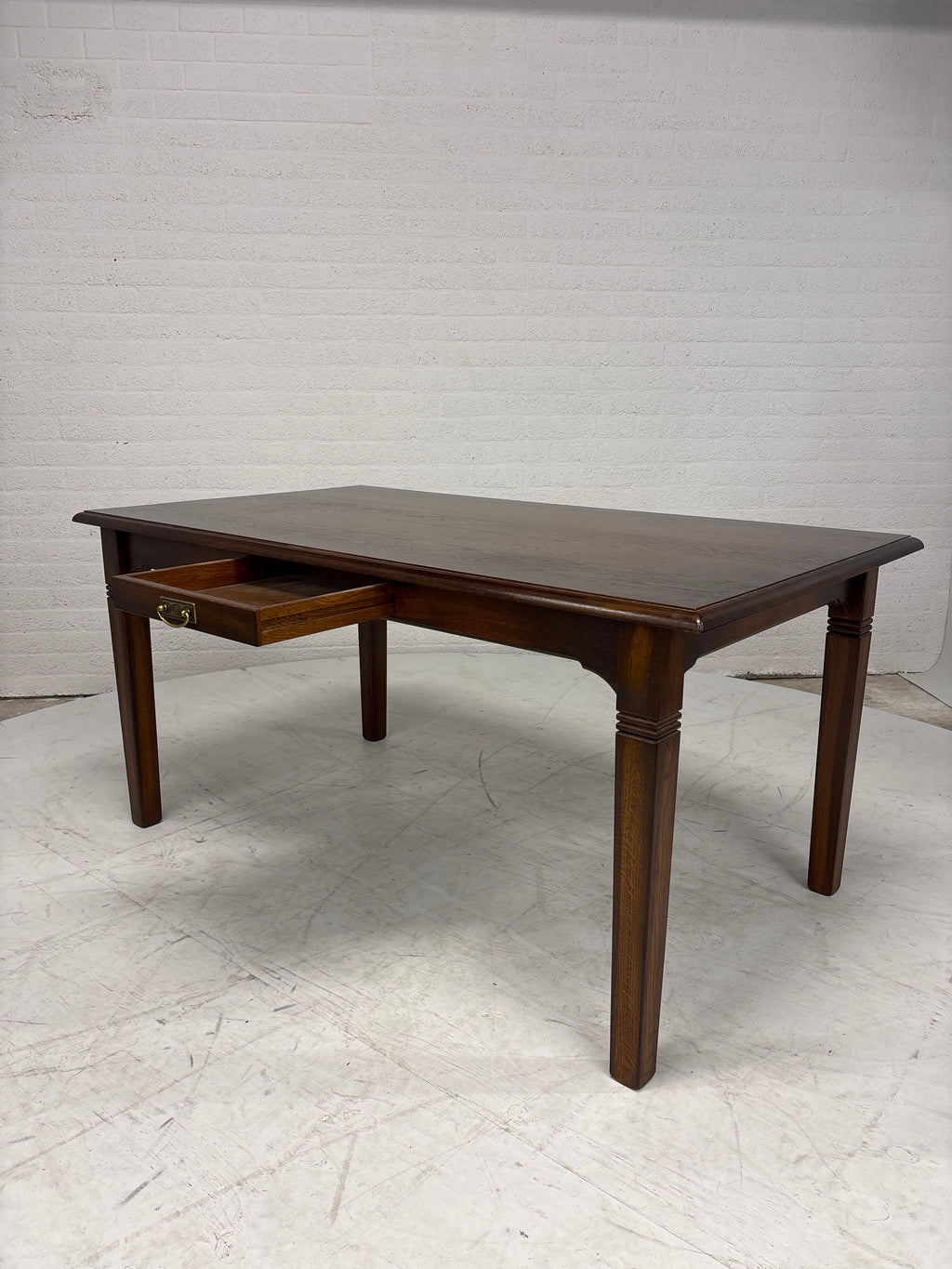 Prachtige eettafel met lade
