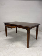 Prachtige eettafel met lade